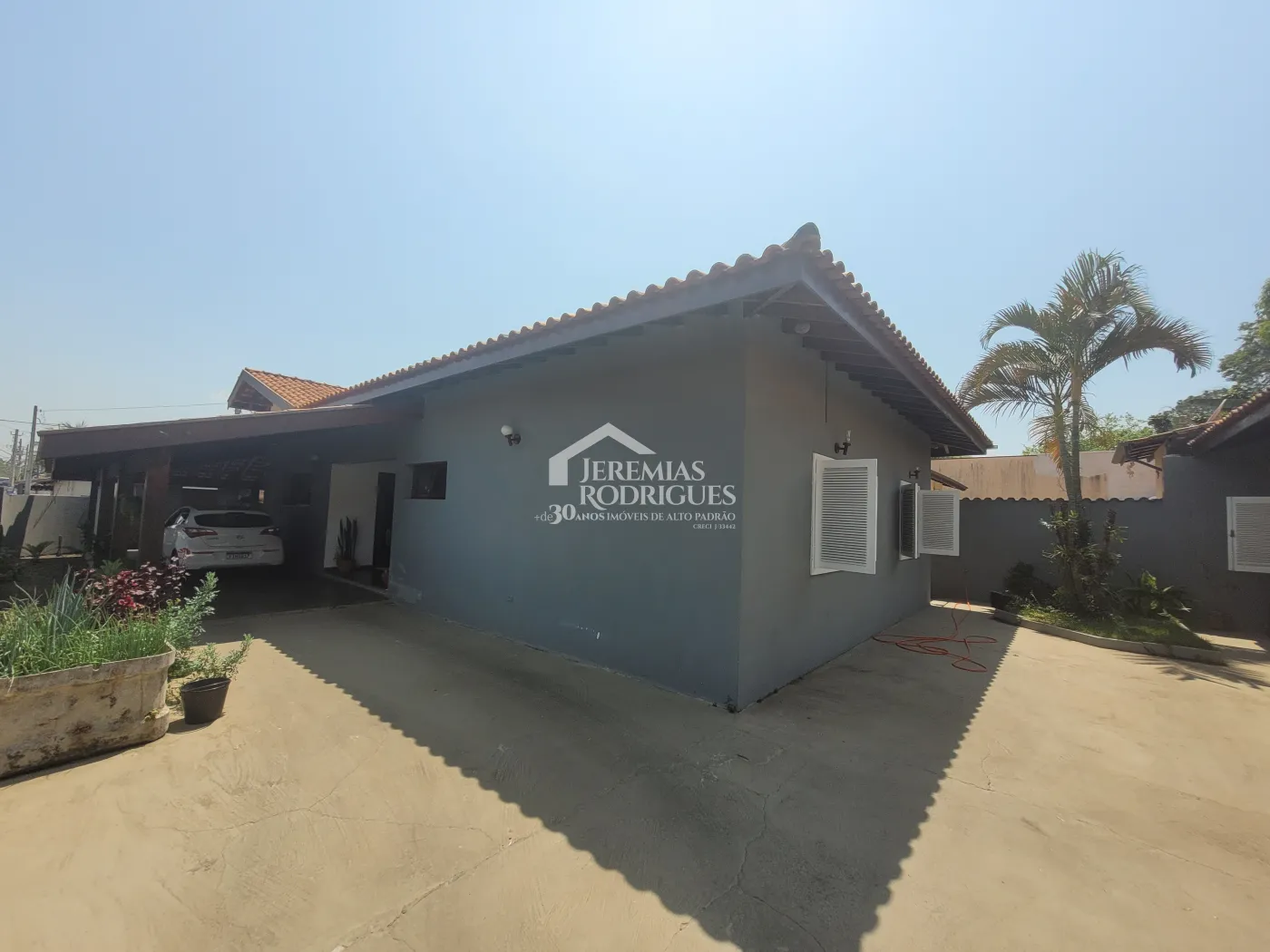 Casa para venda e locação com 3 dormitórios no Parque São Domingos em Pindamonhangaba/SP.