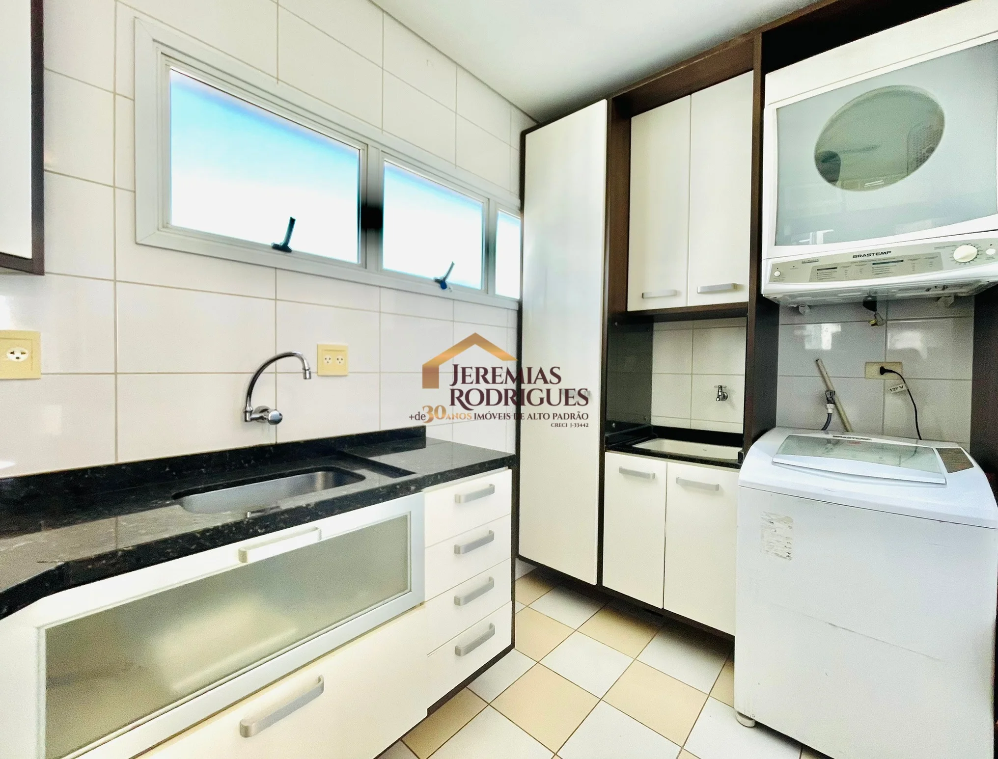 Cobertura Duplex semimobiliada para locação no Edifício Village Towers em Taubaté/SP.