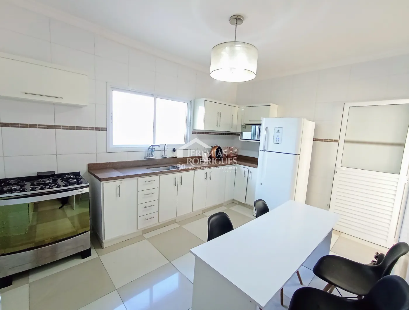 Casa assobradada com 3 suítes - Condomínio Jardim Oásis - Taubaté/SP.