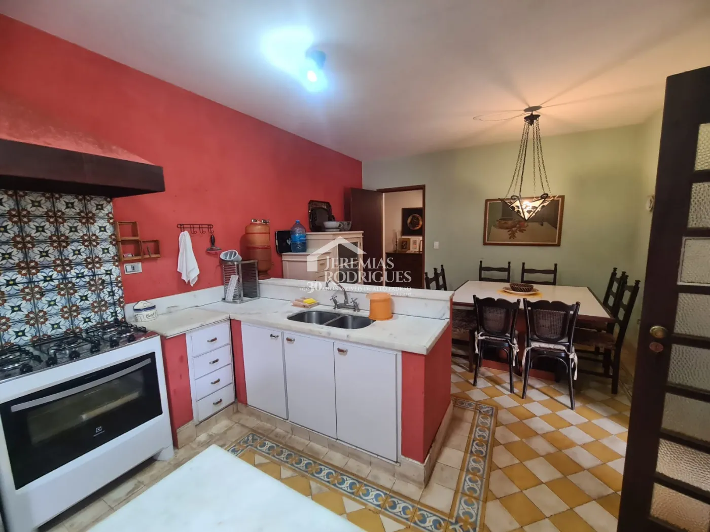 Casa à venda com 4 suítes no bairro Descansópolis em Campos do Jordão/SP.