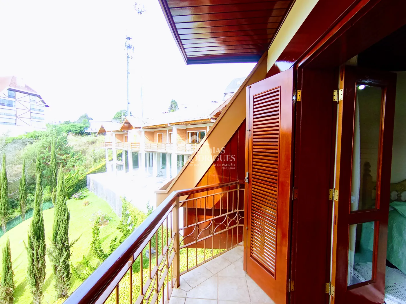 Apartamento para venda com 4 dormitórios no Edifício Solar Bela Vista em Campos do Jordão/SP