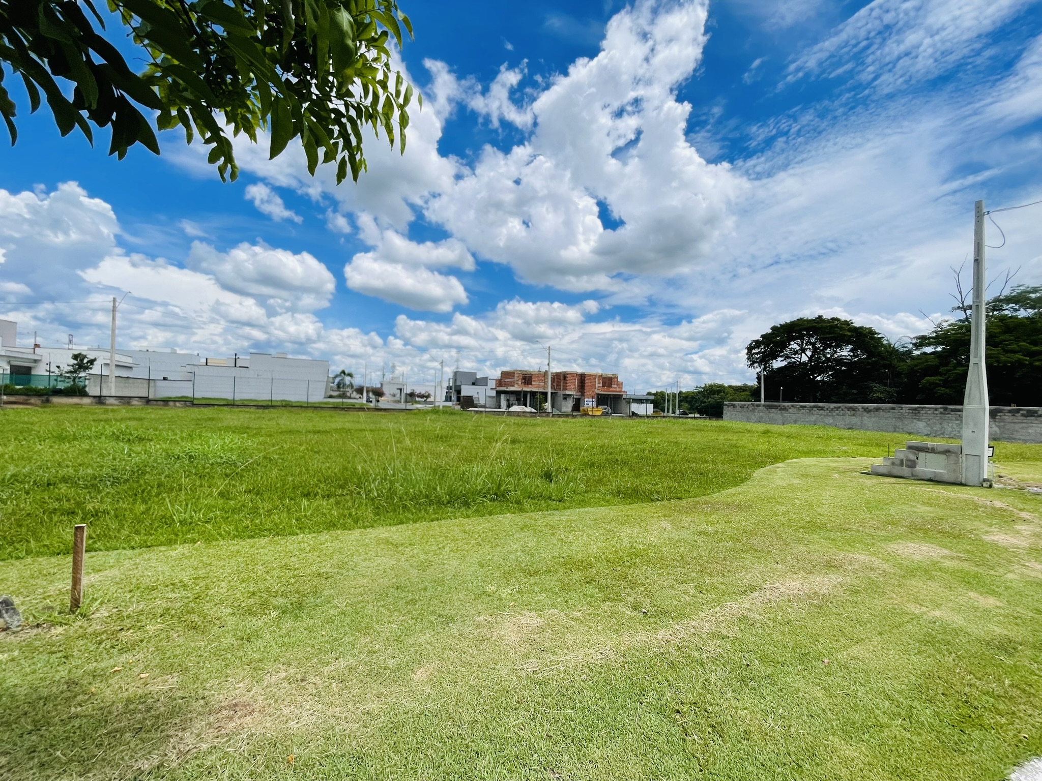 Terreno à venda com 420 m² no Condomínio Reserva Bonsucesso em Pindamonhangaba/SP. 