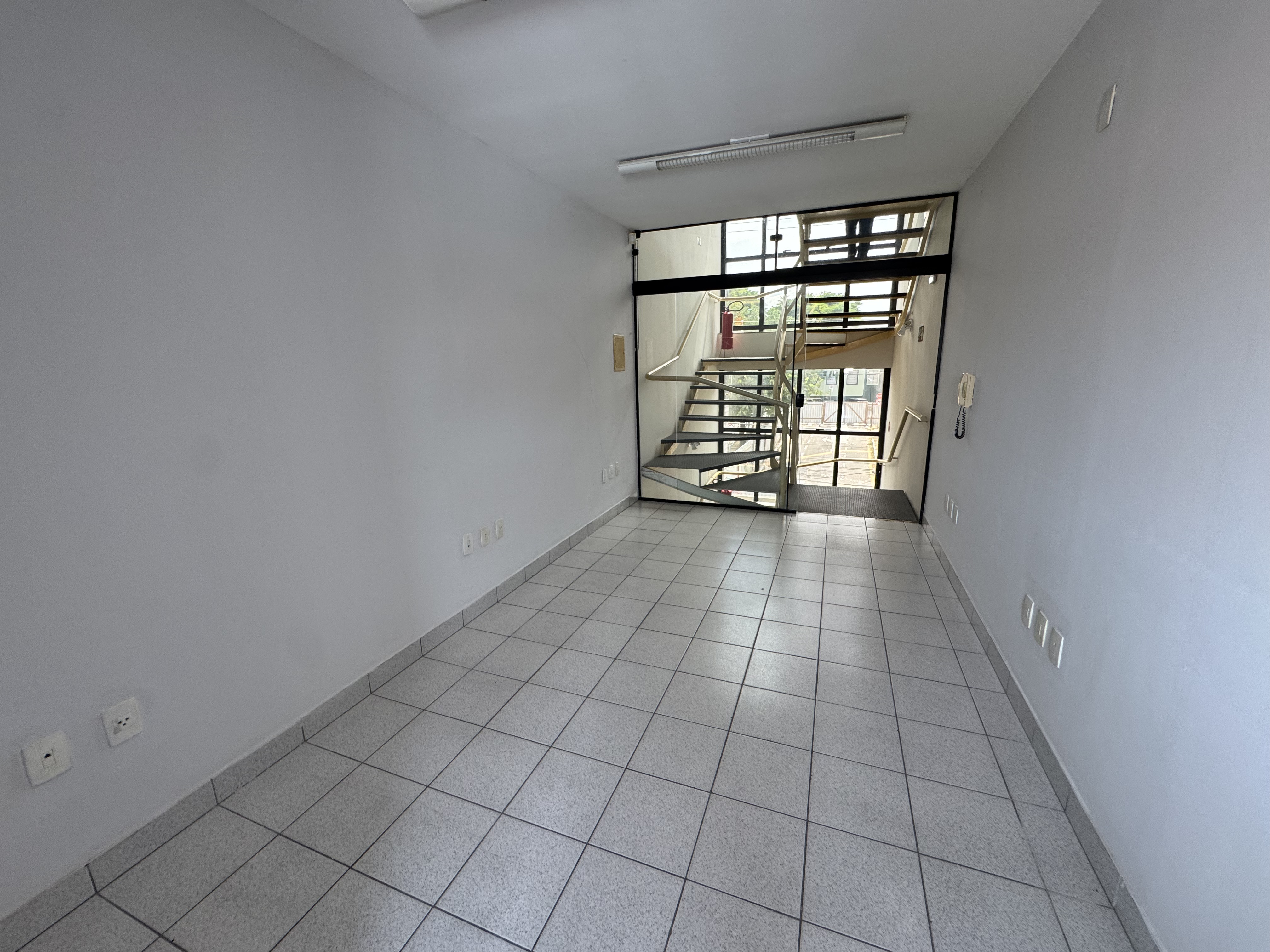 Prédio comercial para venda e locação no Centro em Pindamonhangaba/SP. 