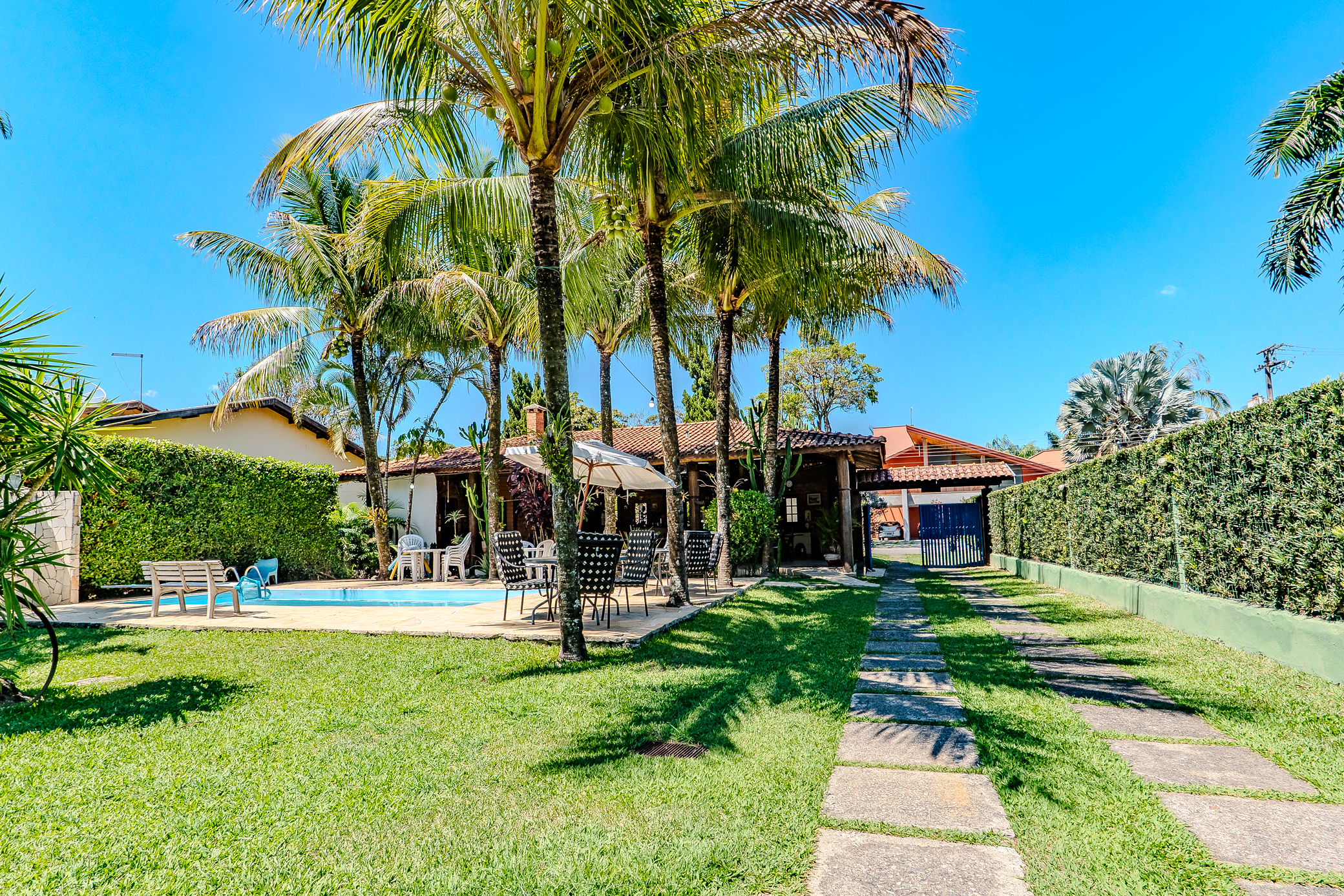 Casa à venda com 4 dormitórios no Condomínio Village Paineiras em Pindamonhangaba/SP.