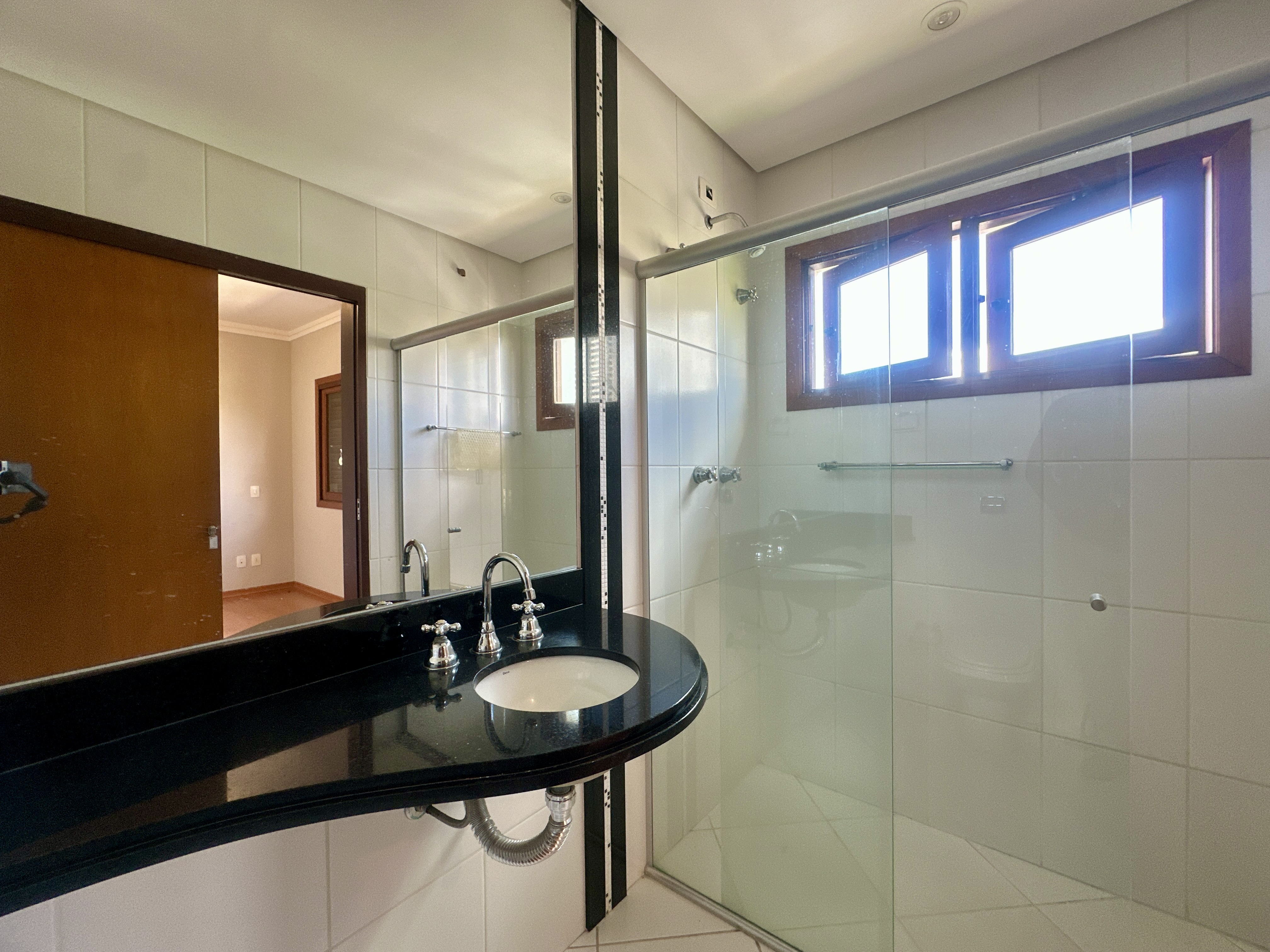 Casa para locação com 3 suítes no Condomínio Taubaté Village em Taubaté/SP. 