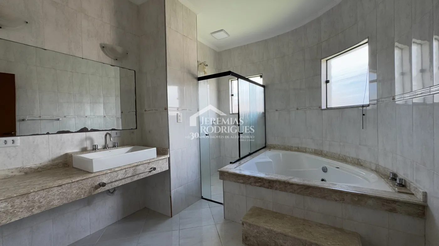 Casa para venda e locação com 4 dormitórios no Condomínio Real Ville I em Pindamonhangaba/SP.