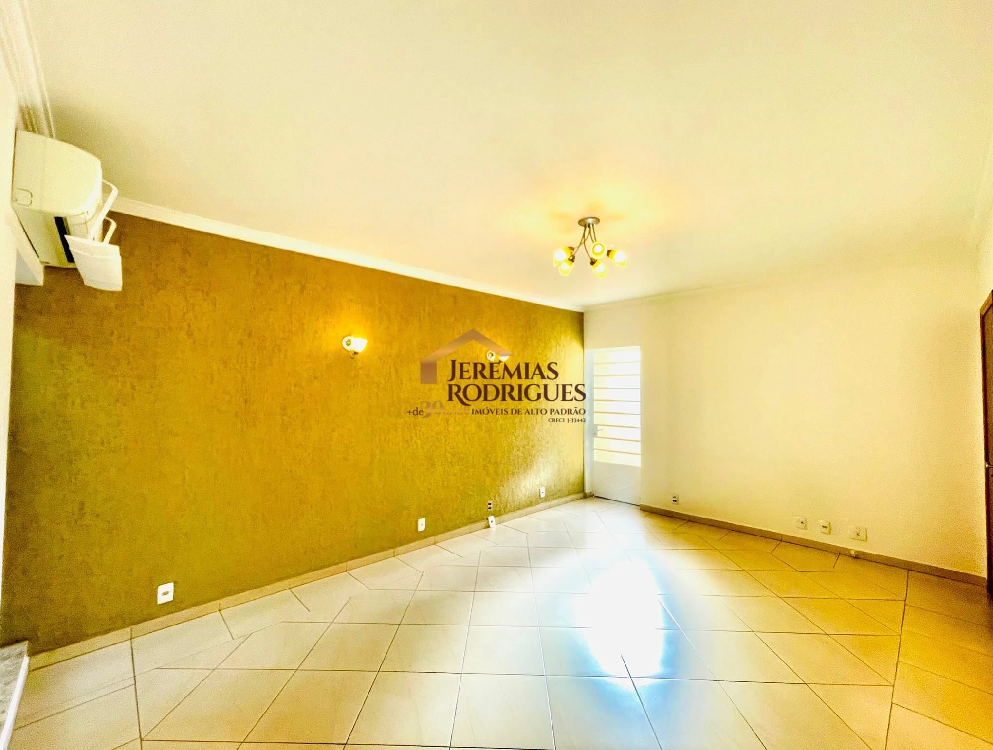 Casa para locação e venda no Centro em Taubaté/SP. — foto 1
