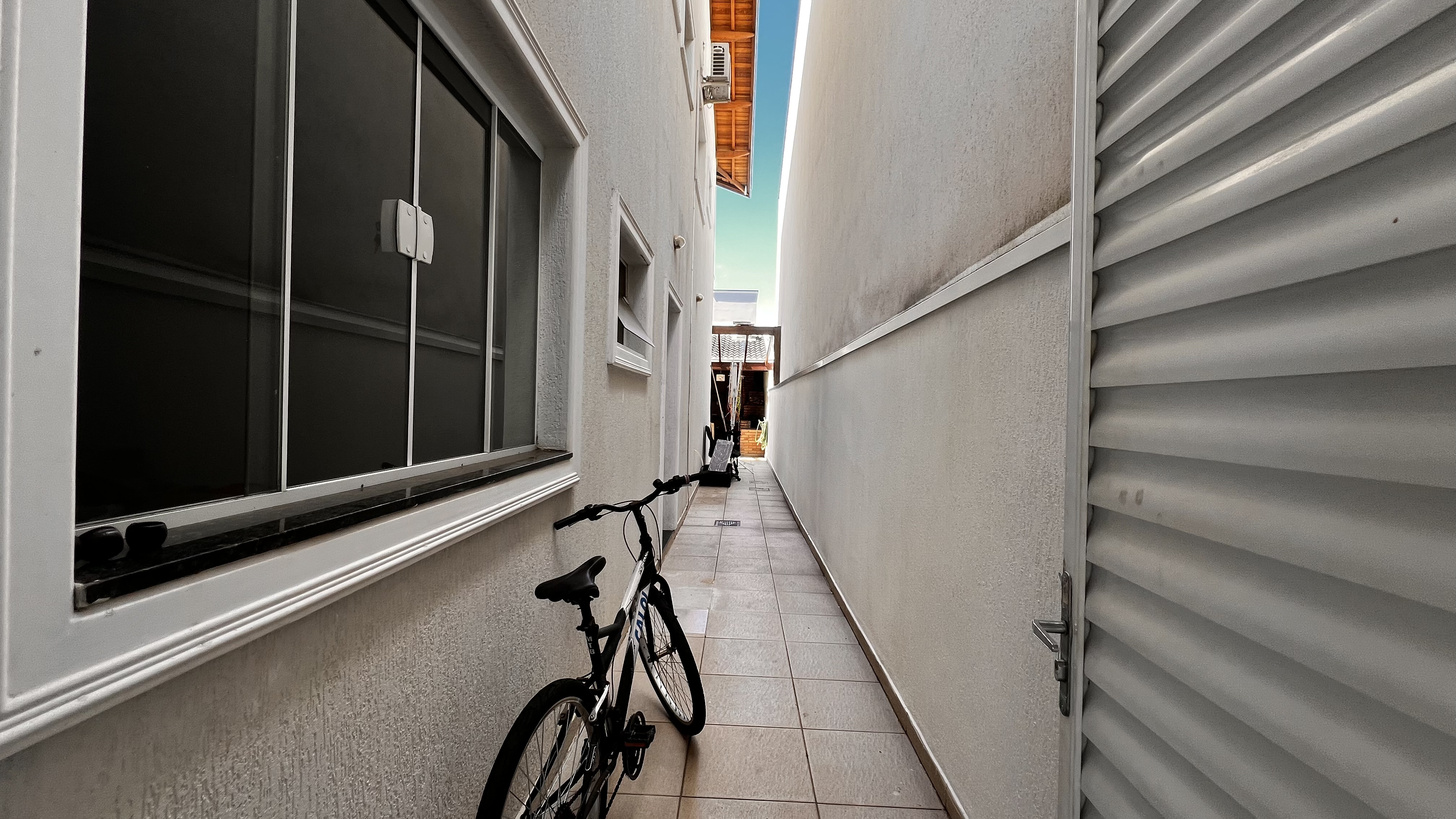 Casa à venda com 4 suítes no Condomínio Campos do Conde II em Tremembé/SP.