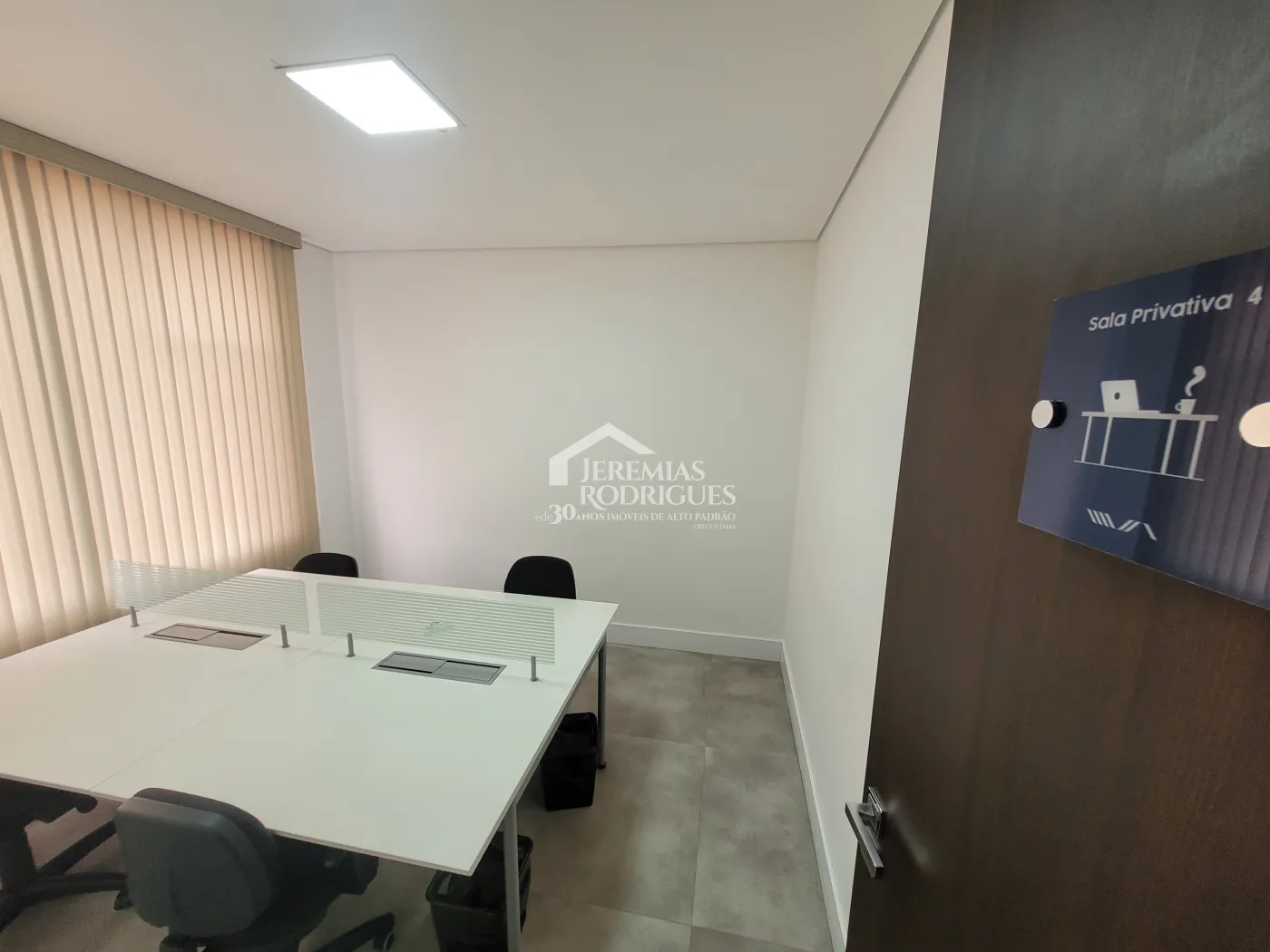 Três salas comerciais com 300 m² no Edifício Village Coworking em Pindamonhangaba/SP.