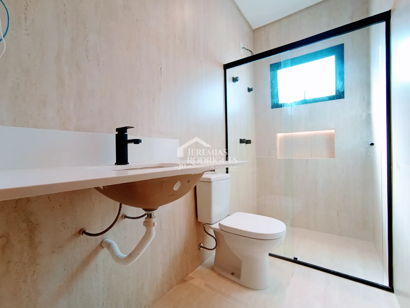 Casa à venda com 3 dormitórios no Condomínio Malibu em Caçapava/SP.