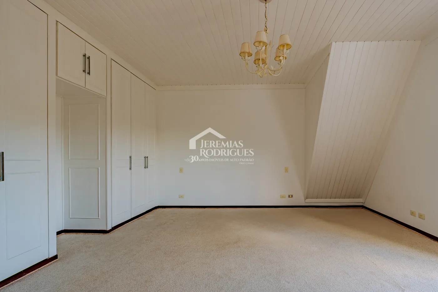 Casa para venda com 5 suítes no Condomínio Jardim Véu da Noiva em Campos do Jordão/SP