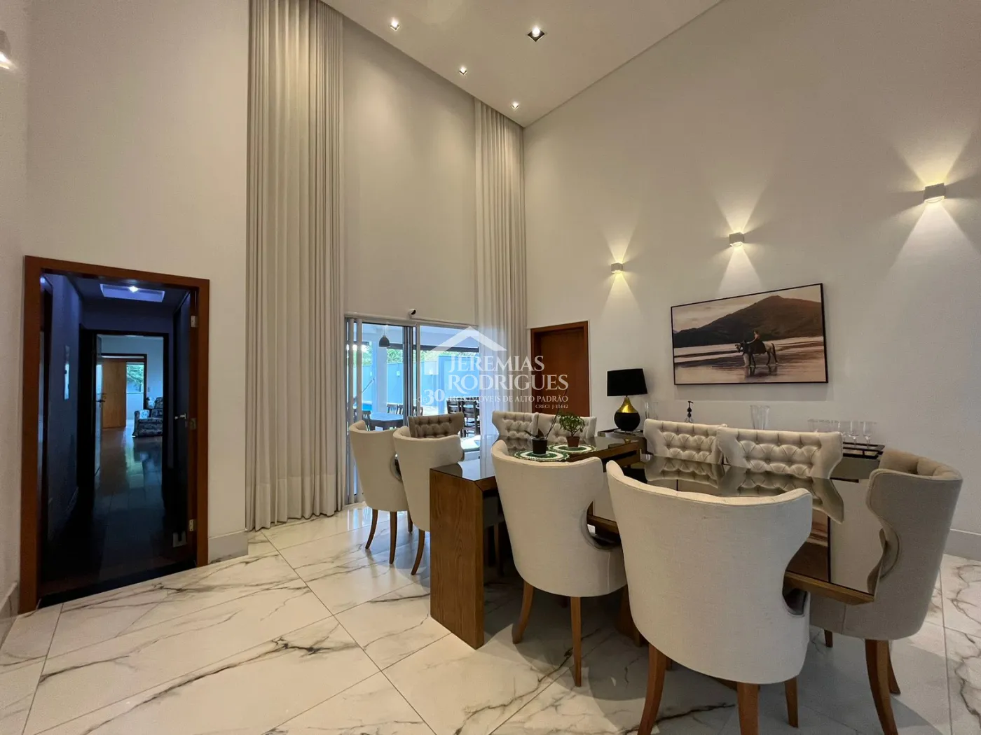Casa assobradada à venda com 4 dormitórios no Condomínio Residencial Eldorado, em Tremembé/SP.
