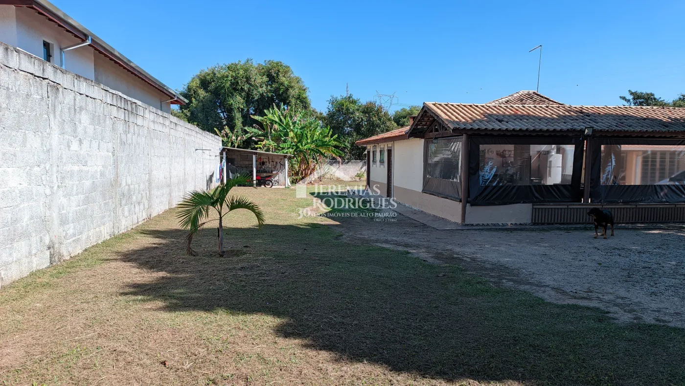 Chácara à venda com 5 dormitórios no bairro do Barreiro em Taubaté/SP.