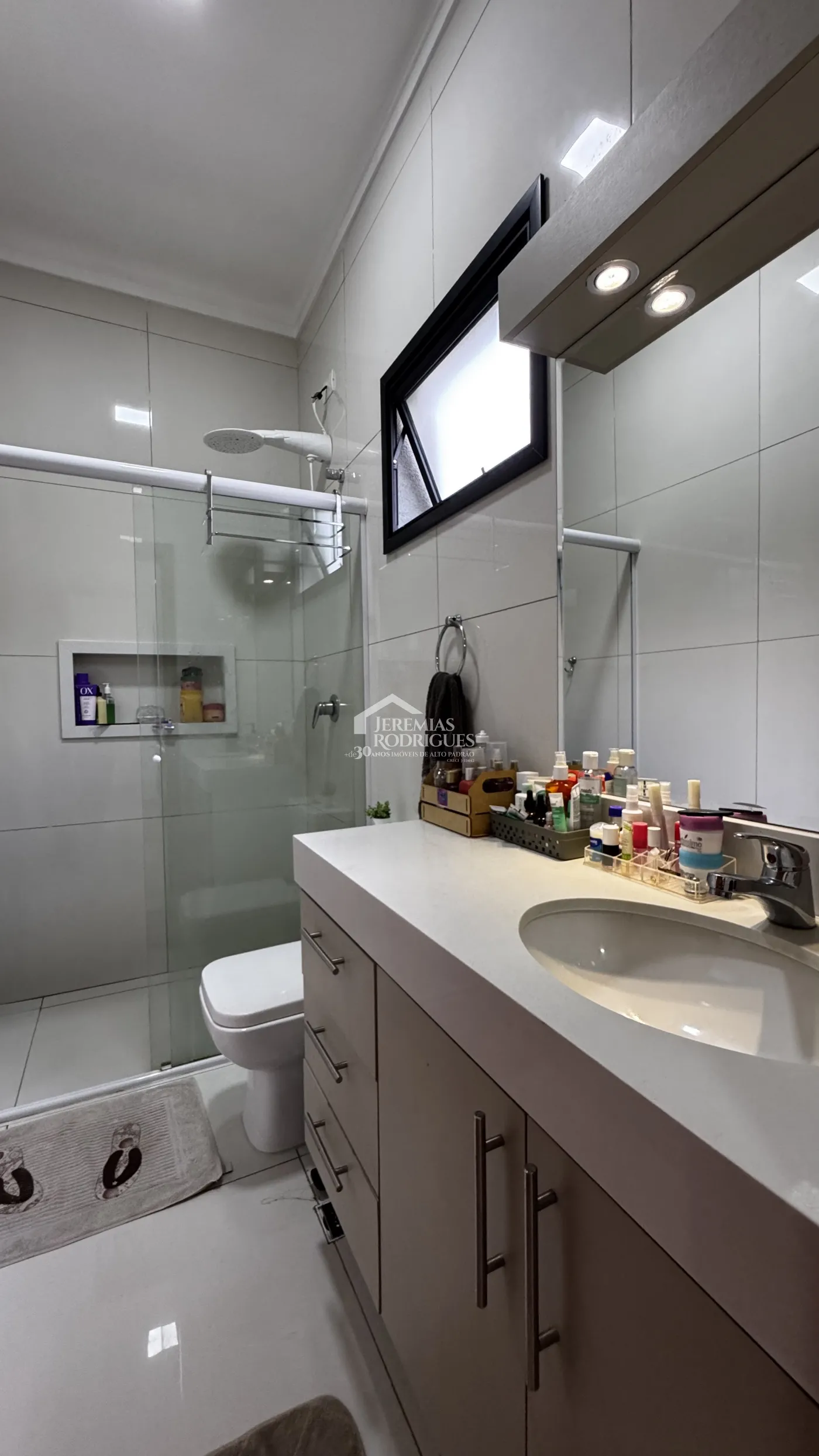 Casa à venda com 3 suítes no Condomínio Reserva dos Lagos em Pindamonhangaba/SP.