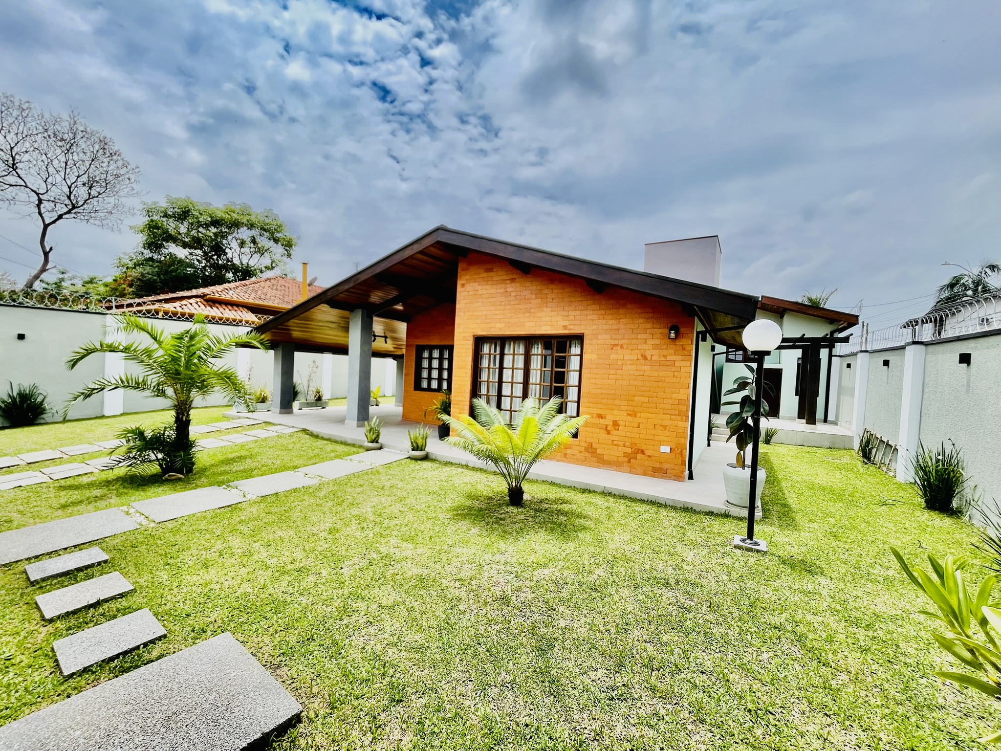 Casa à venda com 3 dormitórios no Condomínio Portal dos Ipês em Taubaté/SP.