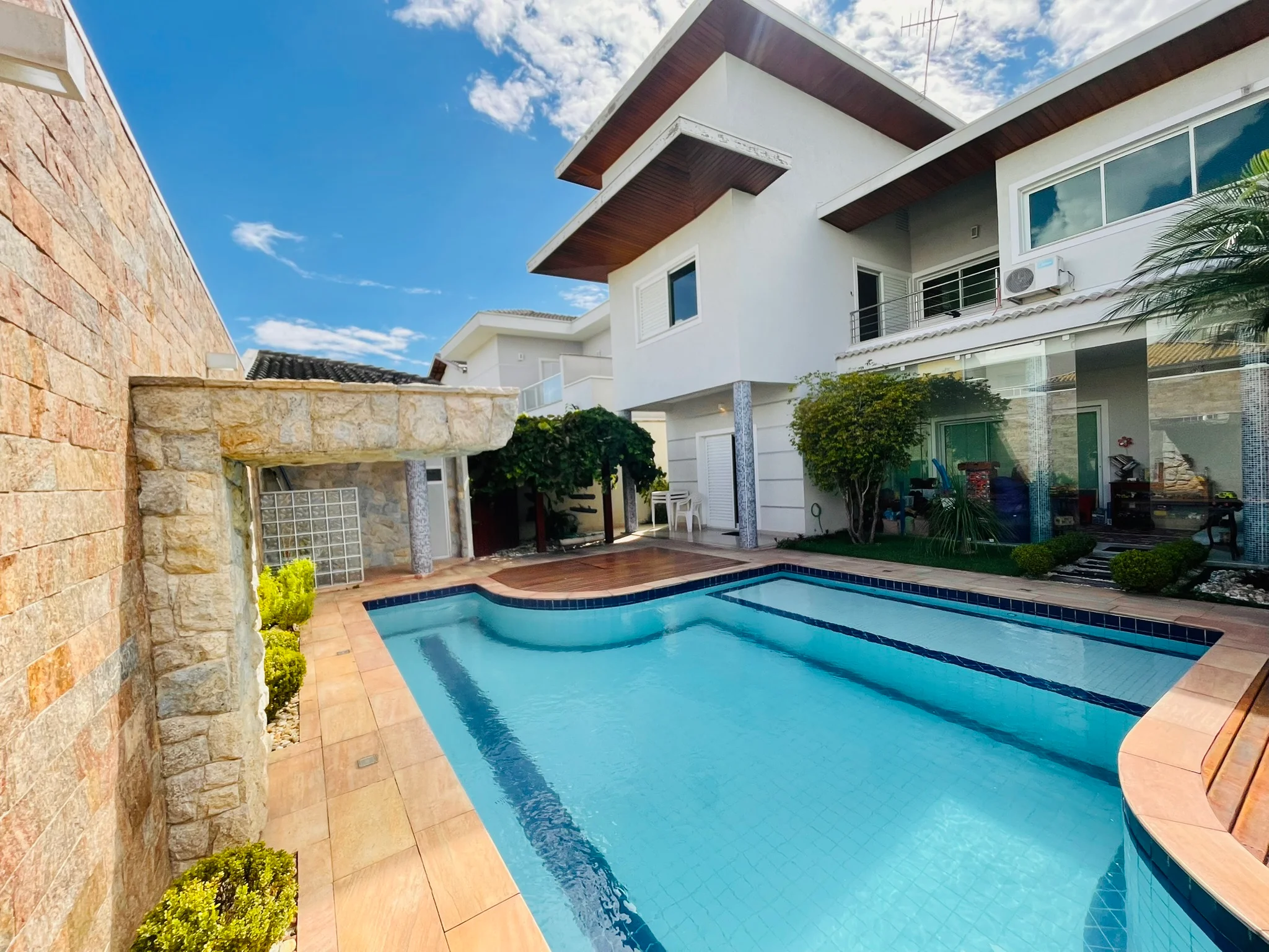 Casa à venda com 4 dormitórios no Condomínio Campos do Conde II em Tremembé/SP.