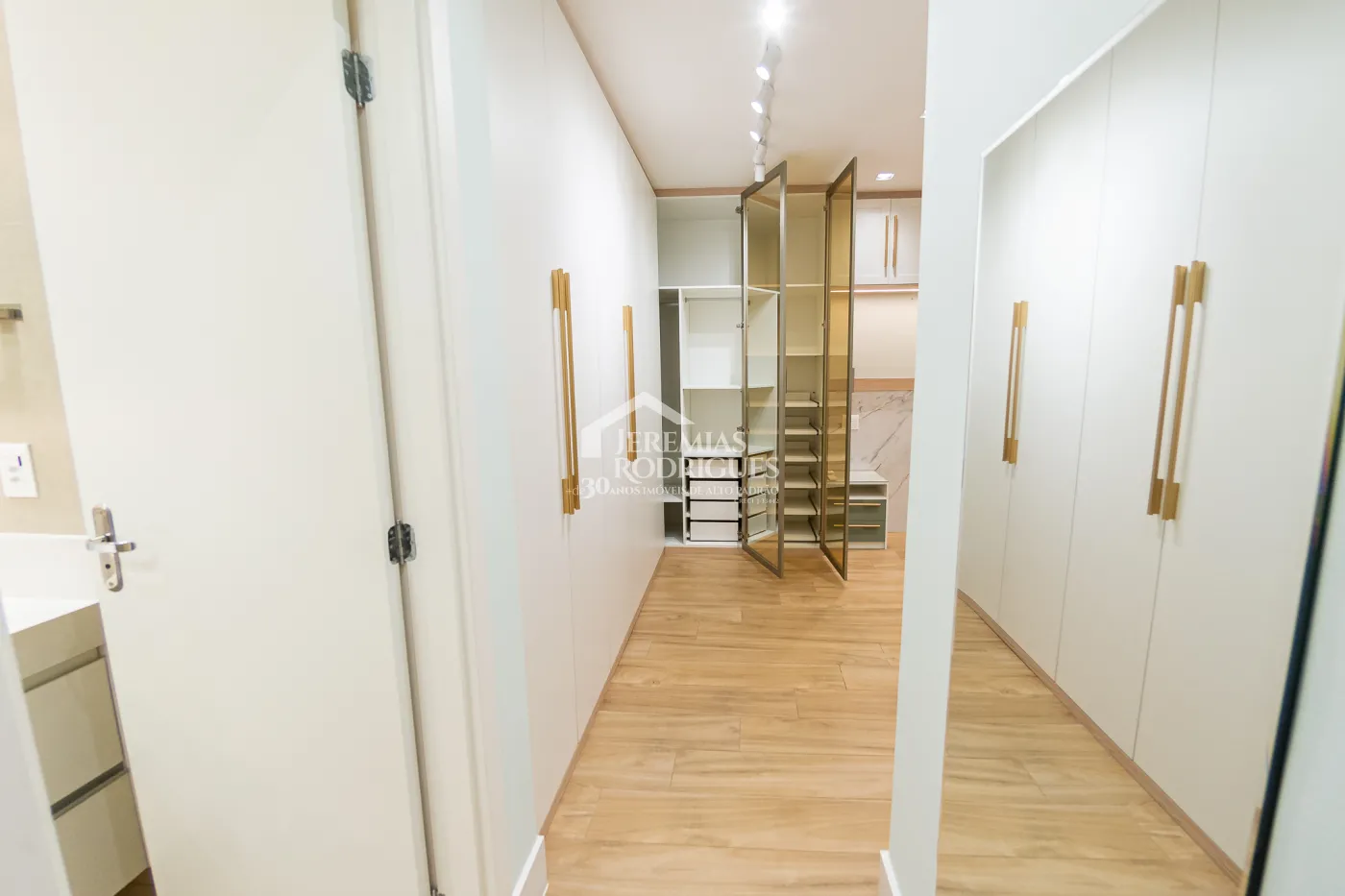 Apartamento à venda com 3 dormitórios, 98 m² no Edifício Bauhaus em Pindamonhangaba/SP.