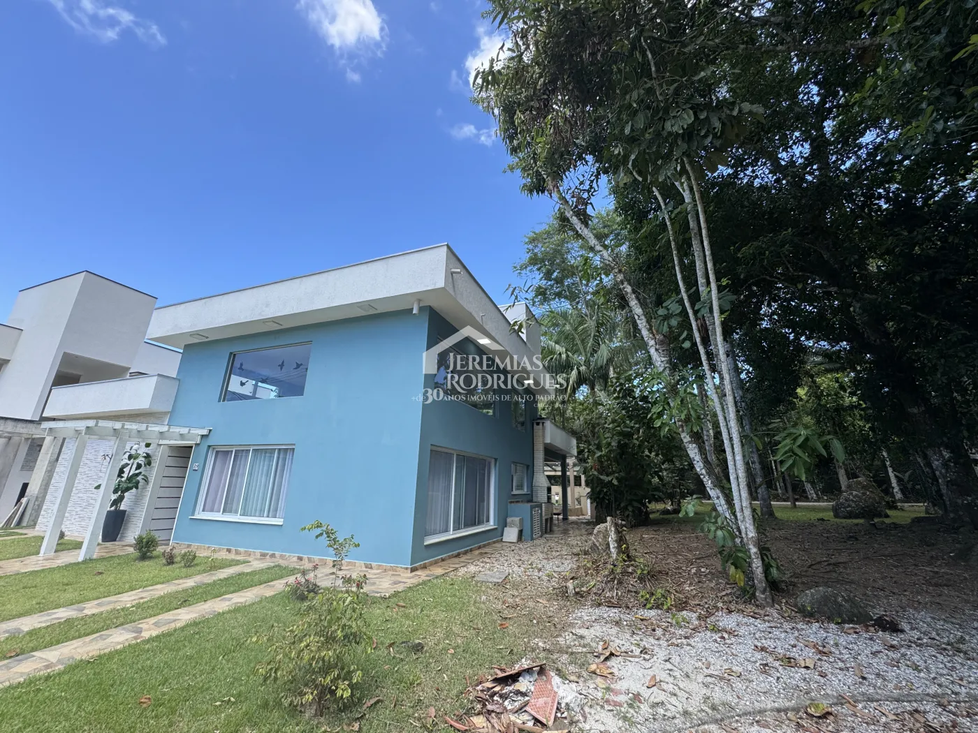 Casa à venda com 3 suítes no Condomínio Capitanias em Ubatuba/SP.