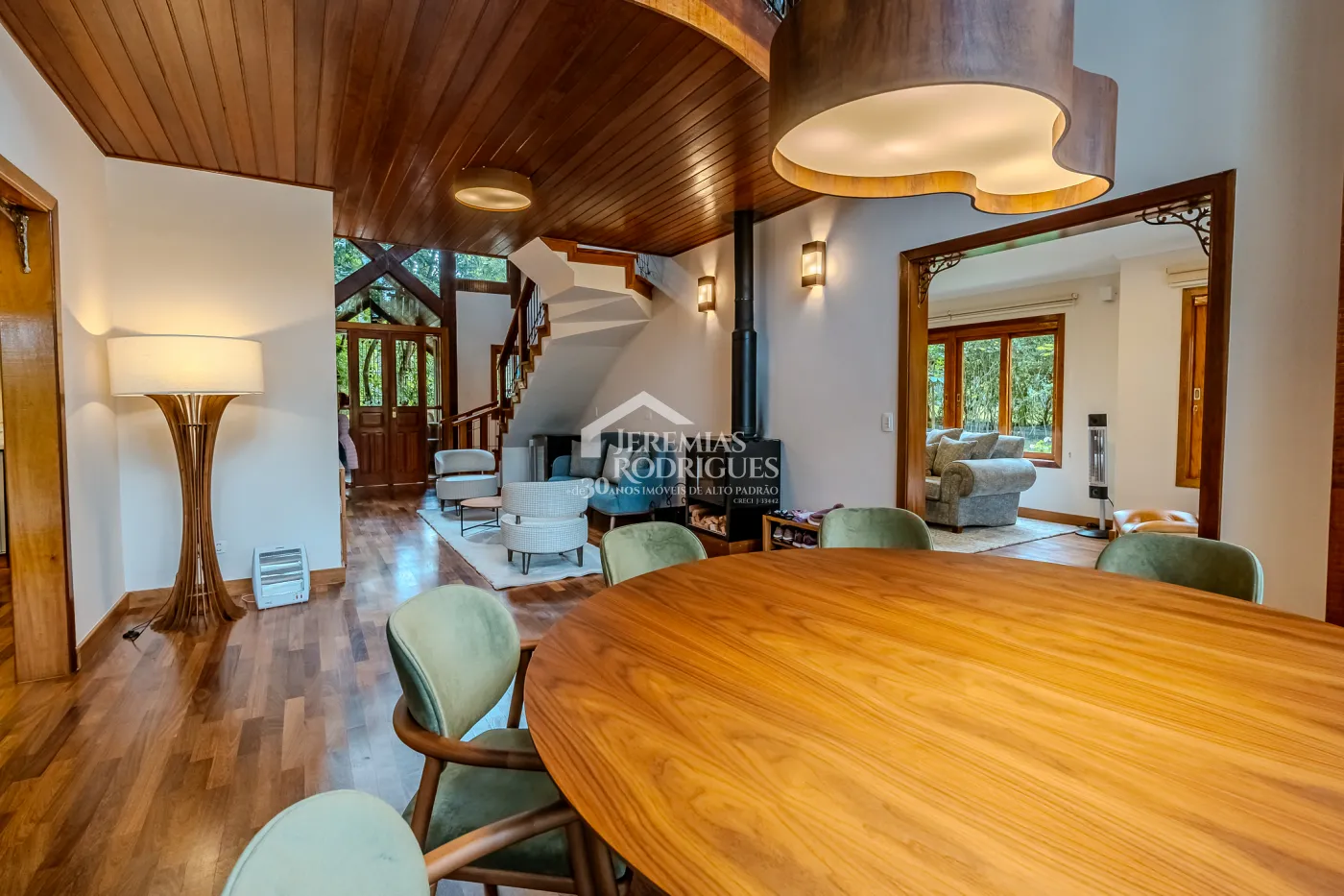 Casa à venda com 3 suítes no Condomínio Reserva Figueiredo em Campos do Jordão/SP.