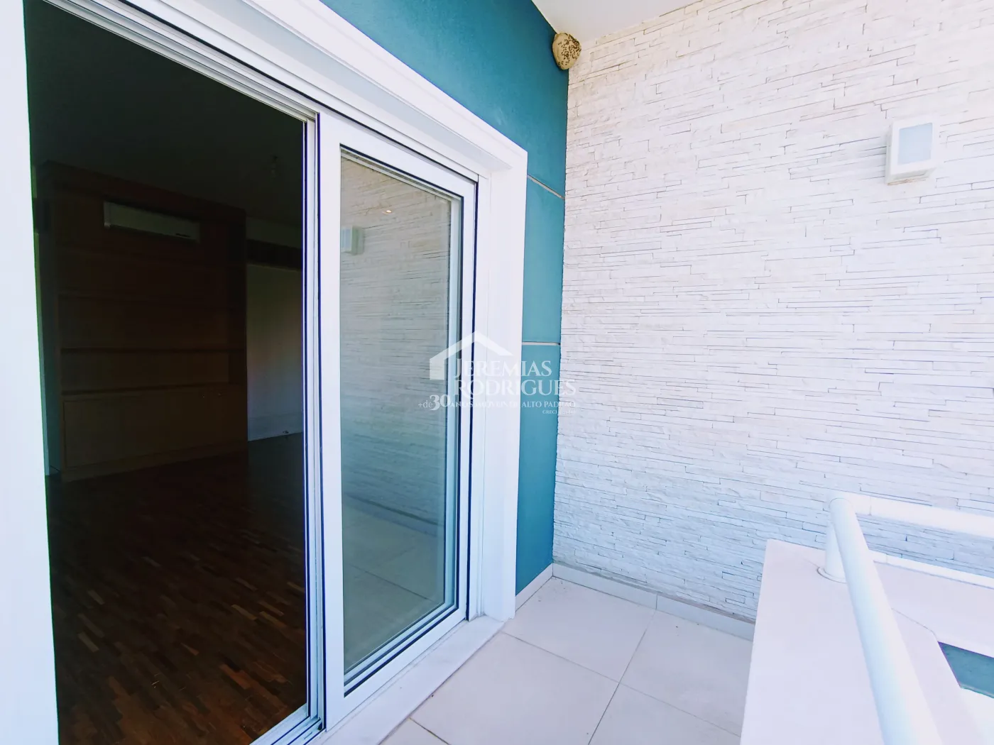 Casa para venda e locação com 4 suítes no Condomínio Taubaté Village em Taubaté/SP.