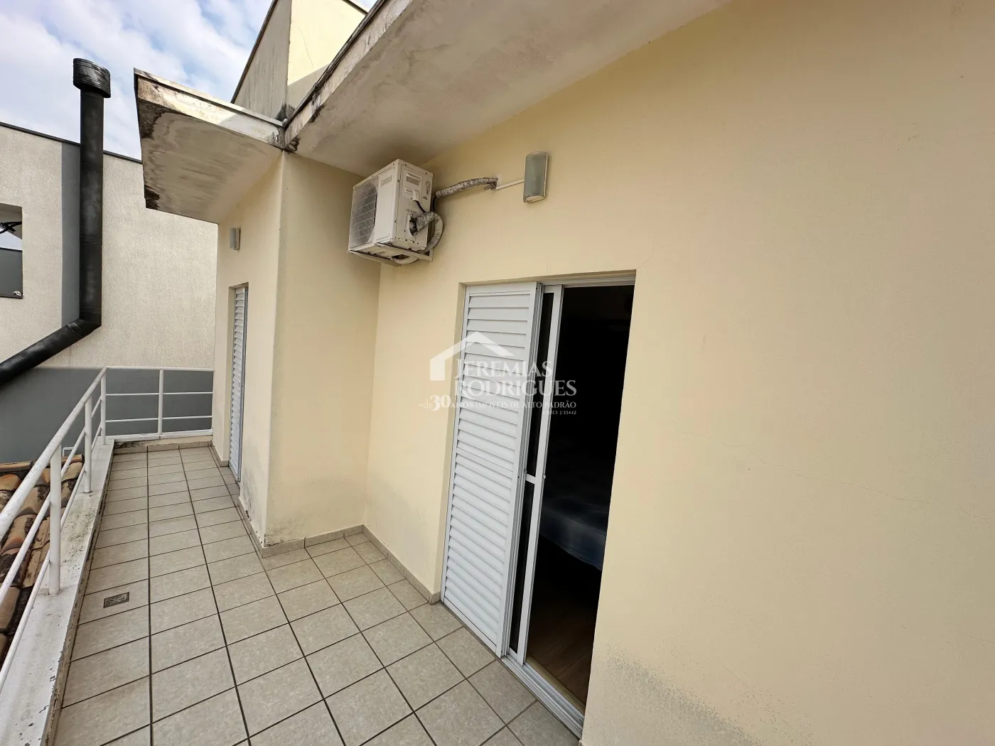 Casa à venda com 3 dormitórios no Condomínio Jatobá em Tremembé/SP.