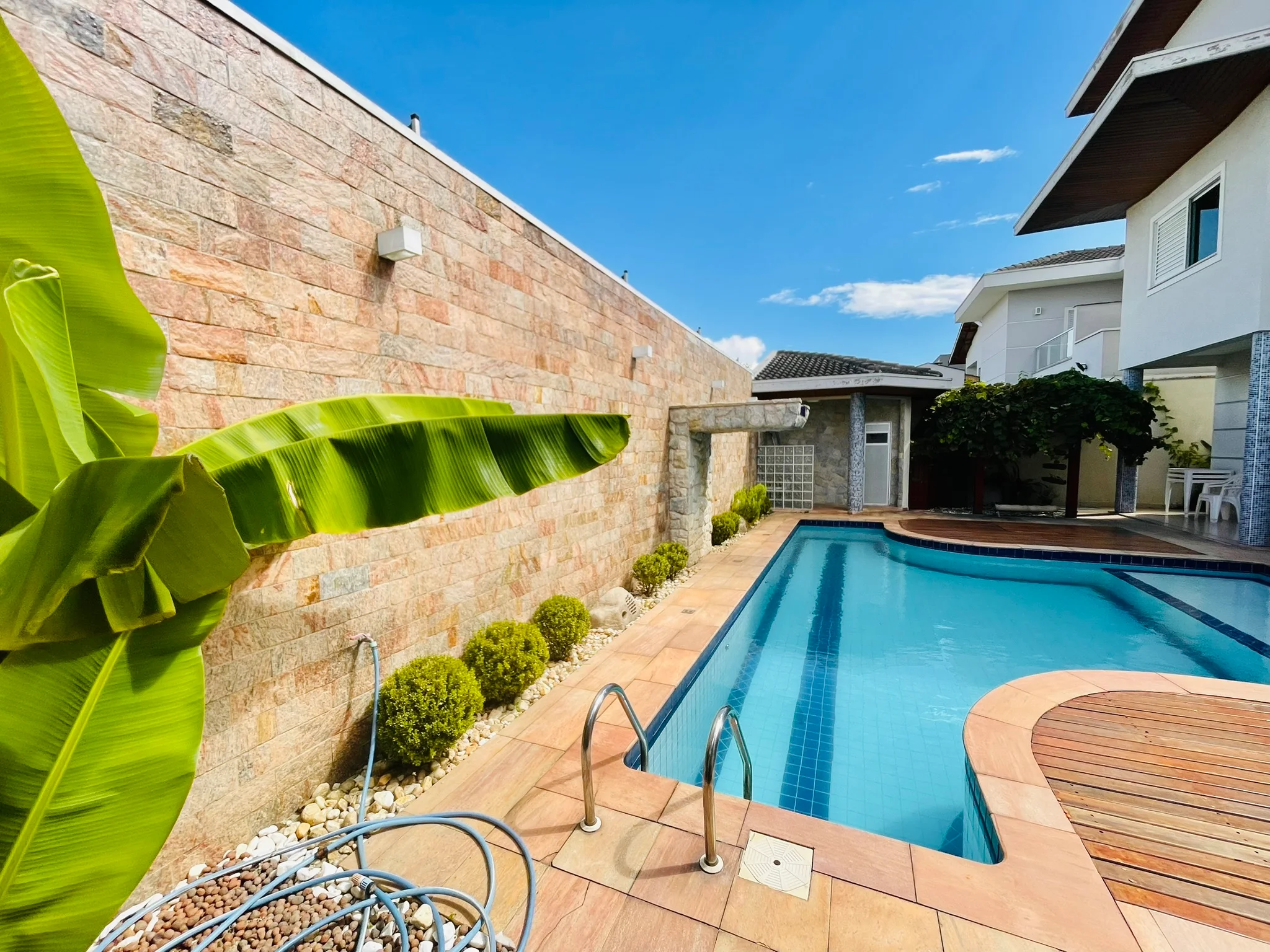 Casa à venda com 4 dormitórios no Condomínio Campos do Conde II em Tremembé/SP.