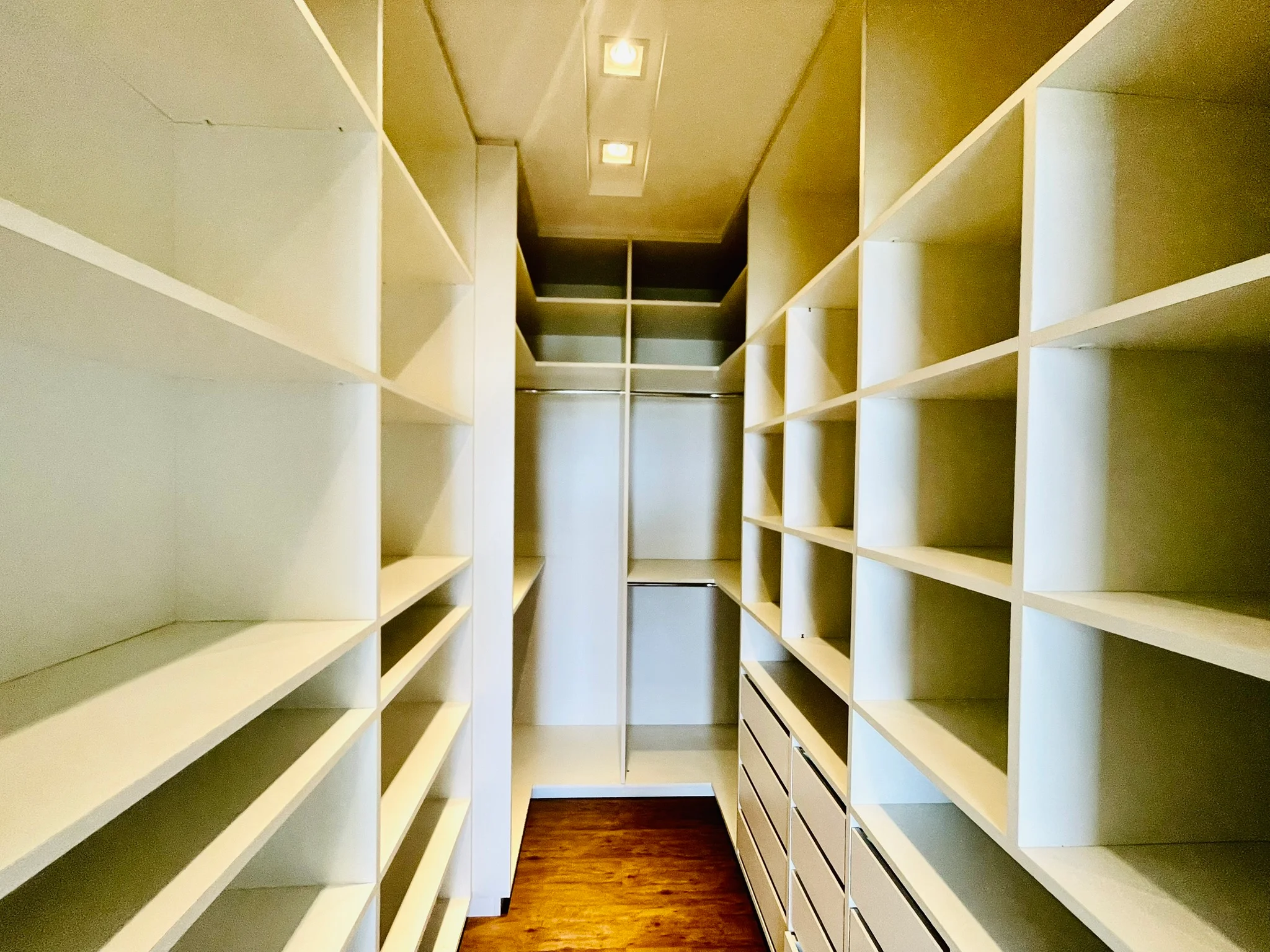 Cobertura duplex com 3 dormitórios no Condomínio Monte Castelo em  Taubaté/SP. 