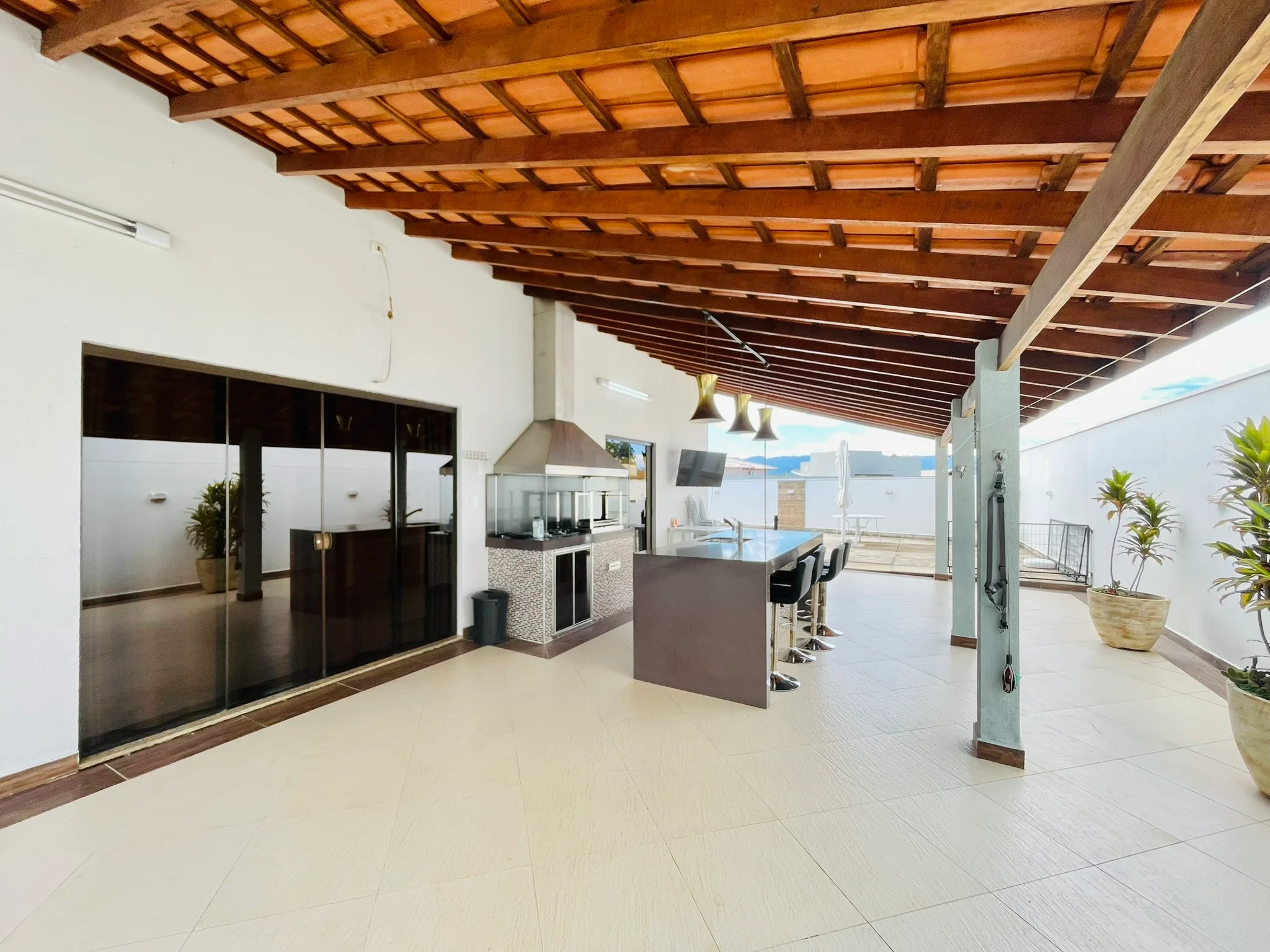 Casa à venda com 4 dormitórios no Condomínio Colonial Village I em Pindamonhangaba/SP. 