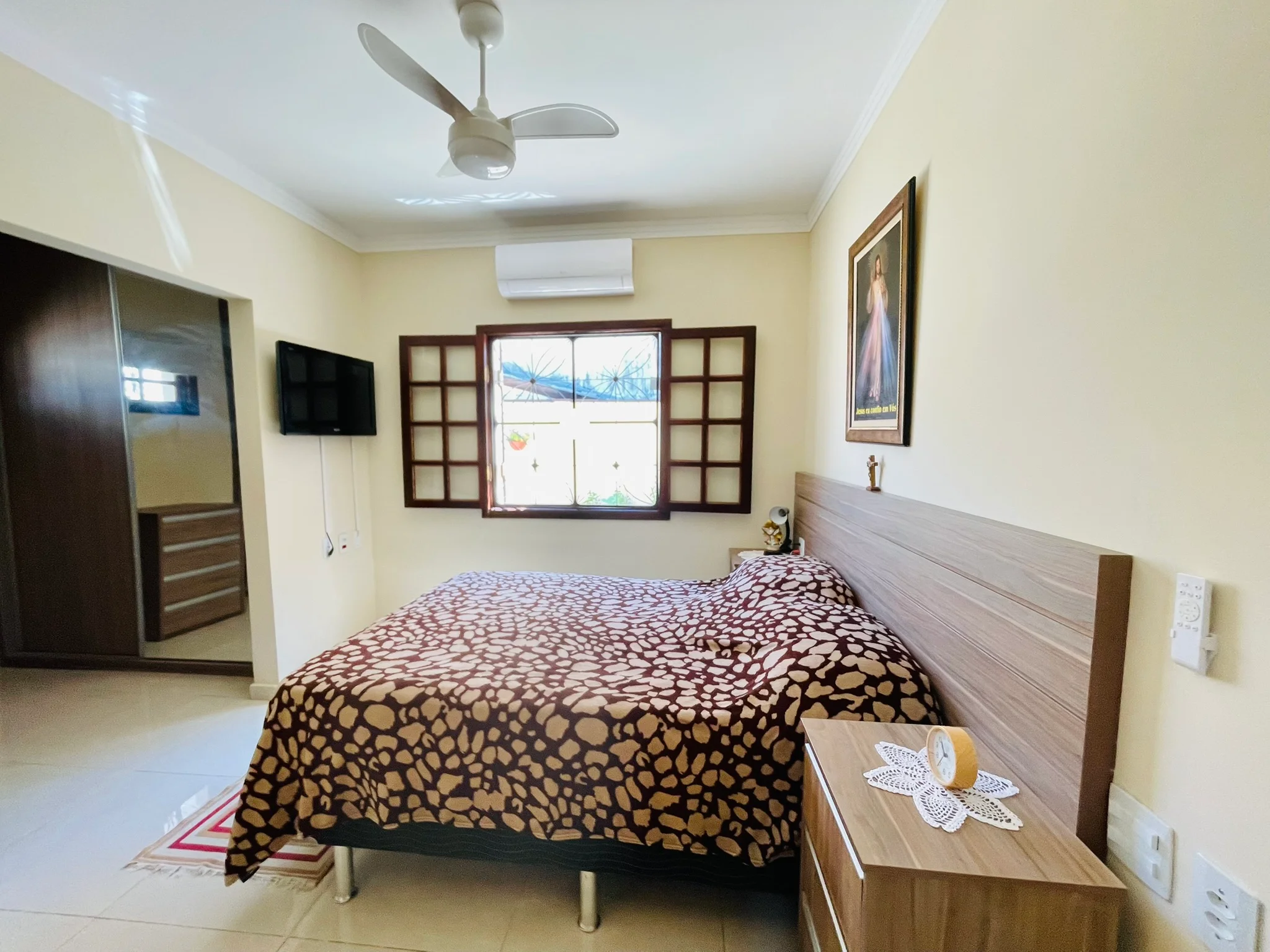 Casa à venda com 5 dormitórios no bairro Esplanada Independência em Taubaté/SP. 