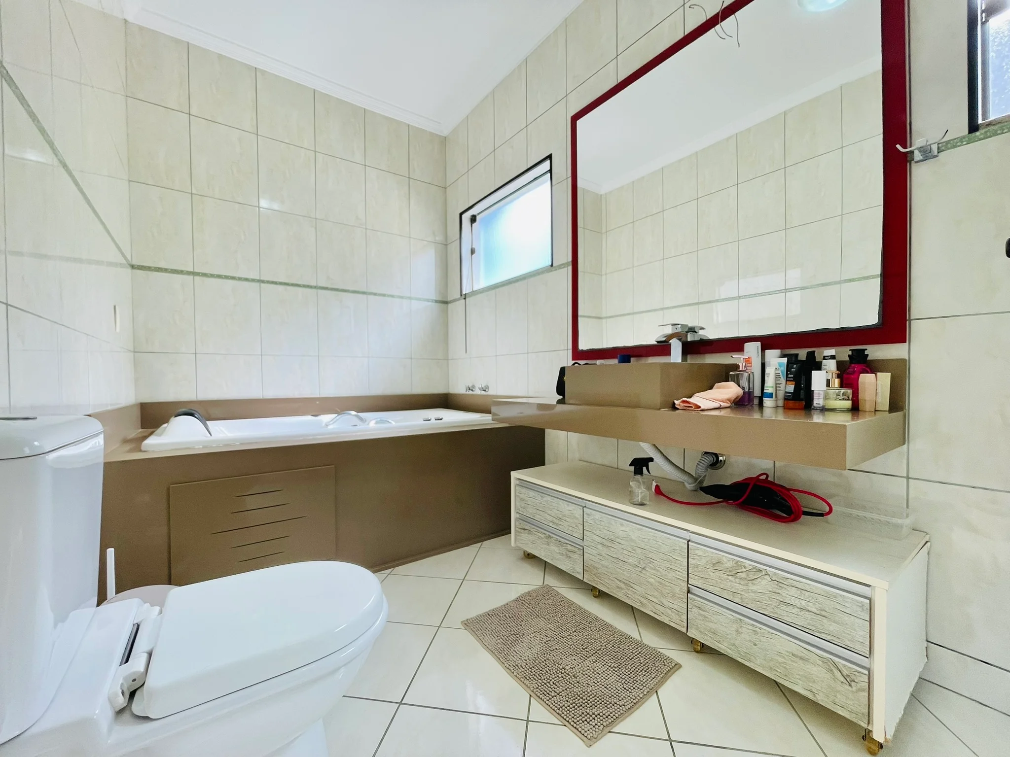 Casa à venda com 4 dormitórios no Condomínio Colonial Village I em Pindamonhangaba/SP. 