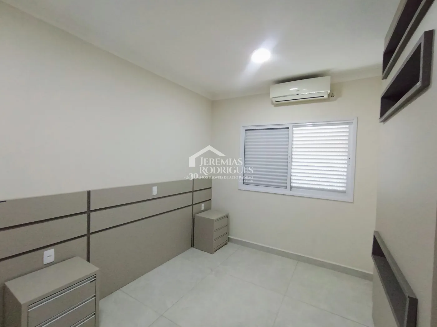 Casa para venda e locação com 3 dormitórios, no Condomínio Campos do Conde II em Tremembé/SP.