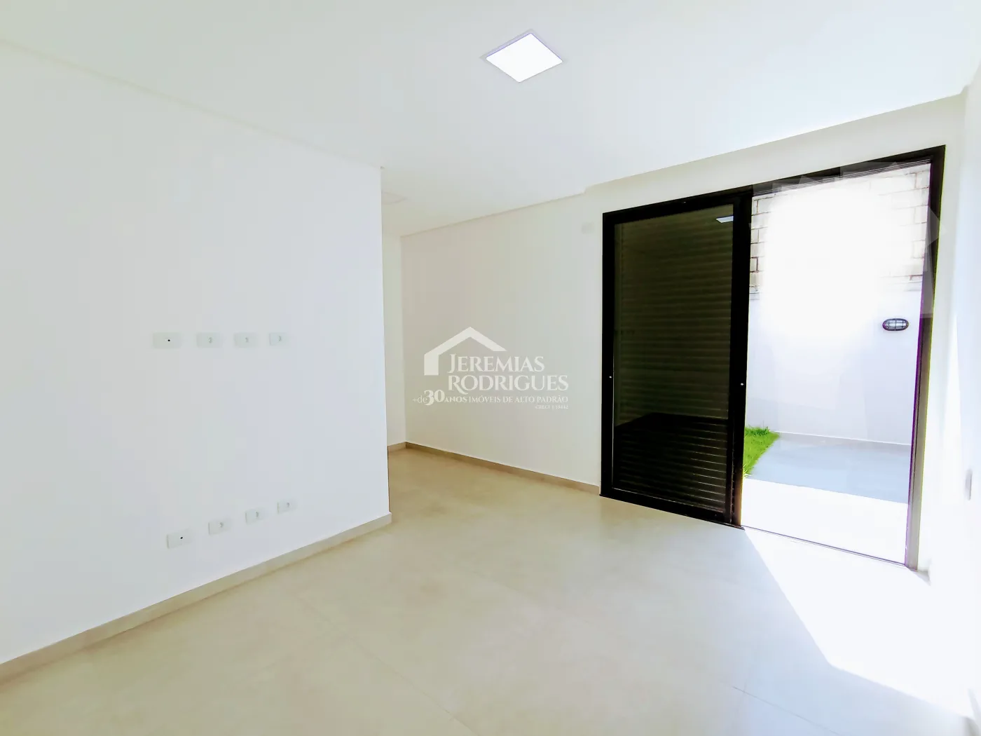 Casa à venda com 3 suítes no Condomínio Campos do Conde II em Tremembé/SP.