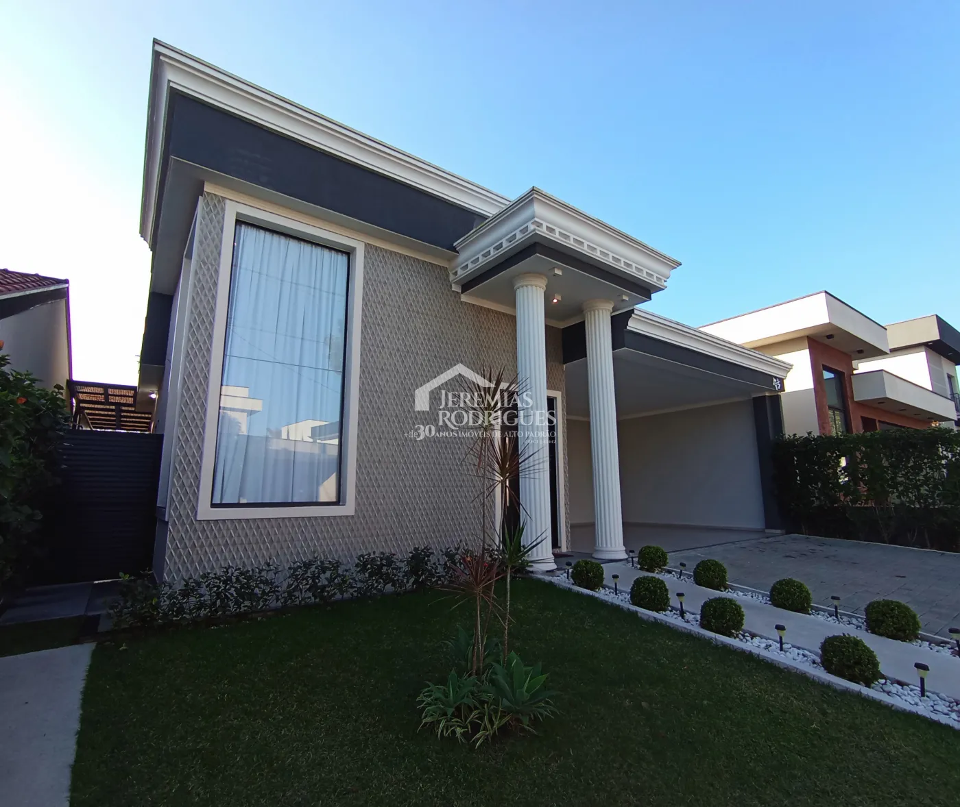 Casa à venda com 3 dormitórios no Condomínio Terras do Vale em Caçapava/SP.