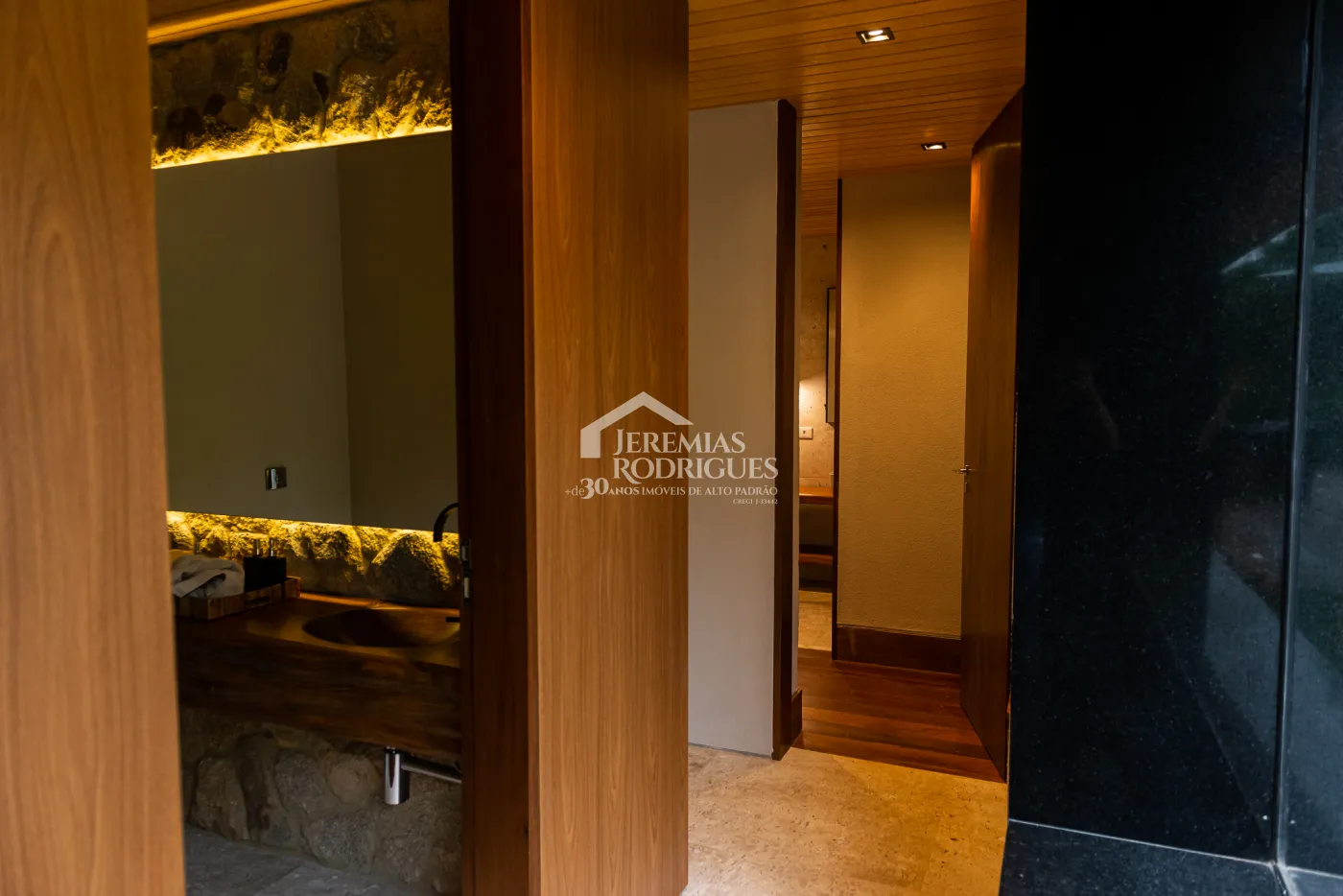 Casa com 5 quartos, 560 m²- Colinas Capivari - Campos do Jordão/SP