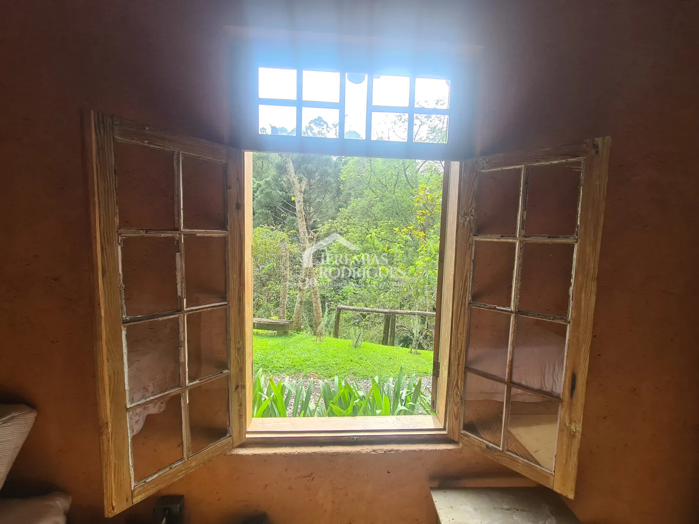 Chácara à venda com 400 m² no bairro Santa Cruz em Santo Antônio do Pinhal/SP.