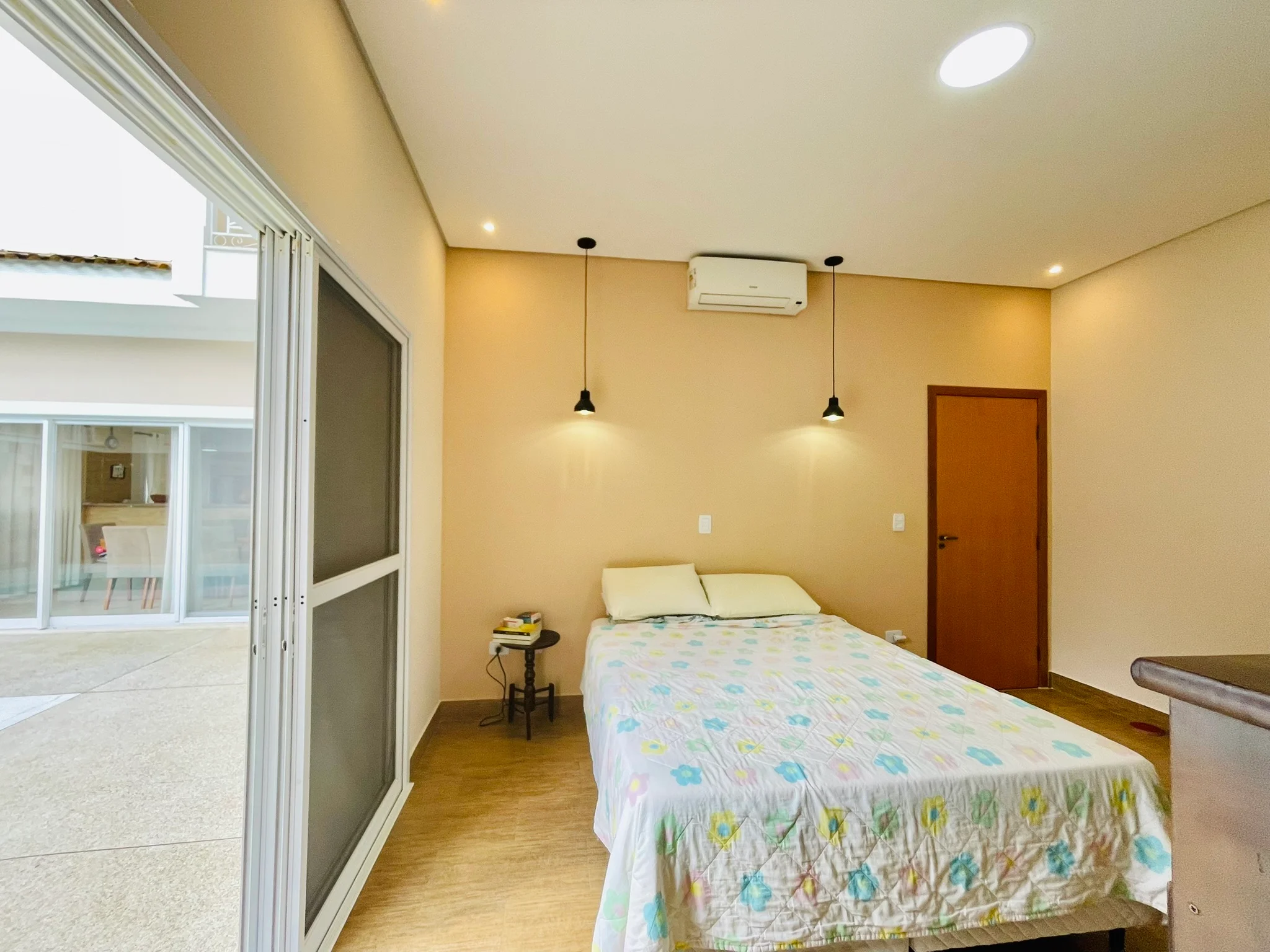 Casa à venda com 4 dormitórios no Condomínio Jardim Oásis em Taubaté/SP. 