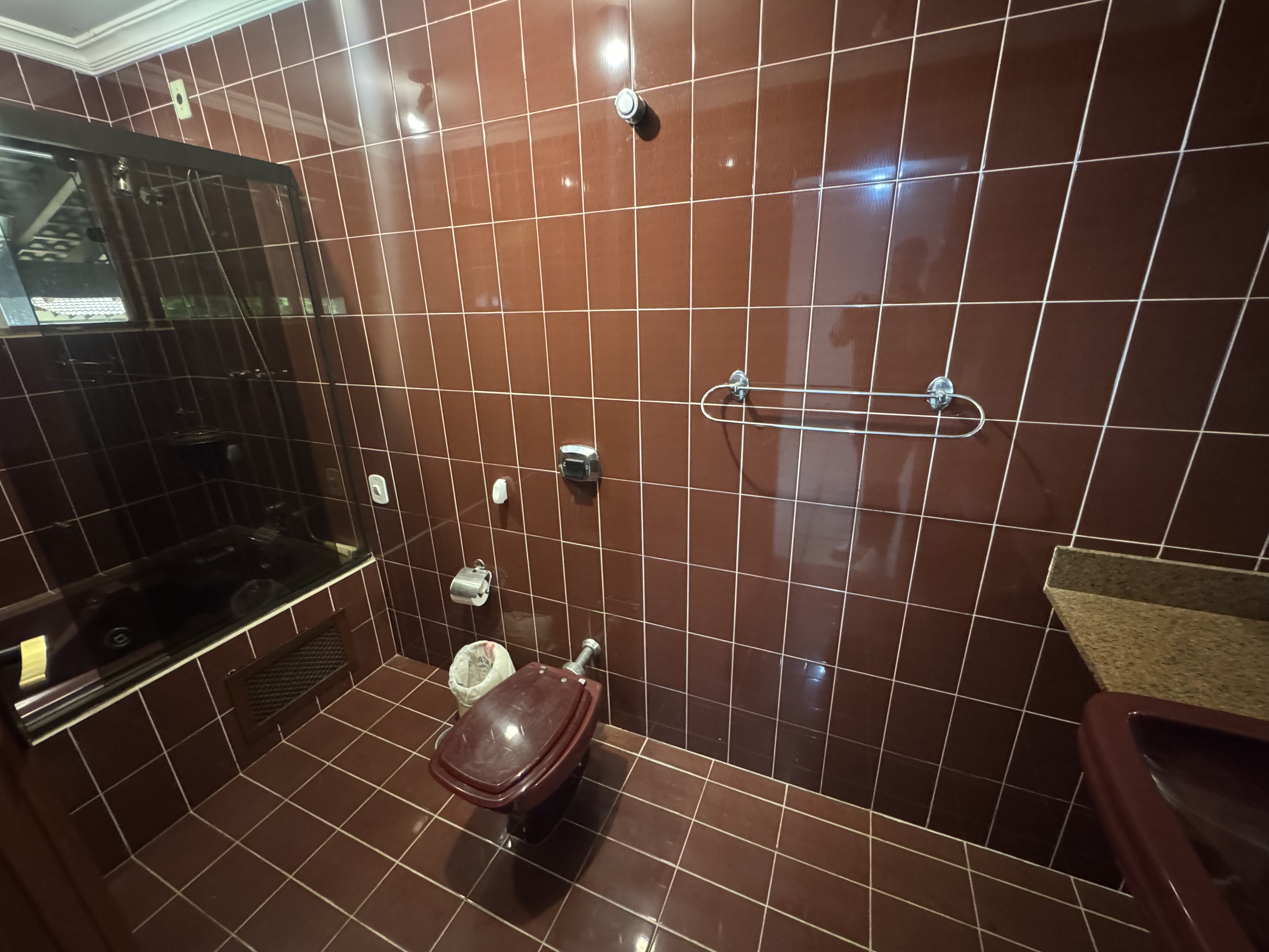 Casa à venda com 5 dormitórios no Condomínio Village Paineiras em Pindamonhangaba/SP.