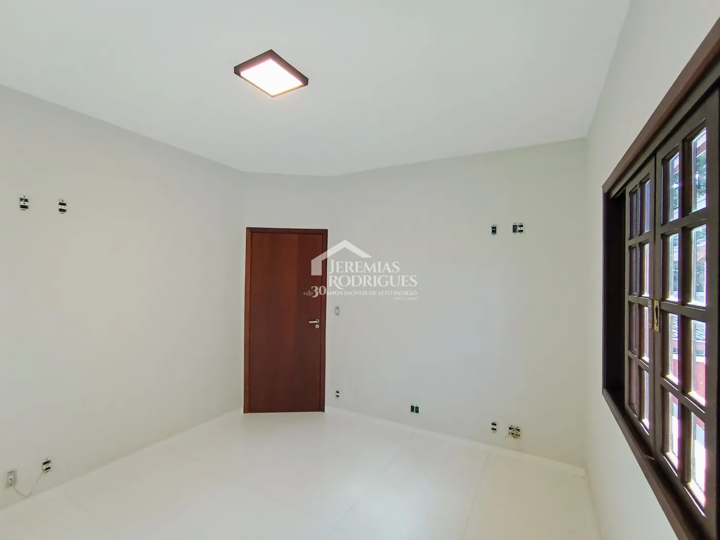 Casa à venda com 3 dormitórios no Condomínio Campos do Conde I em Tremembé/SP.