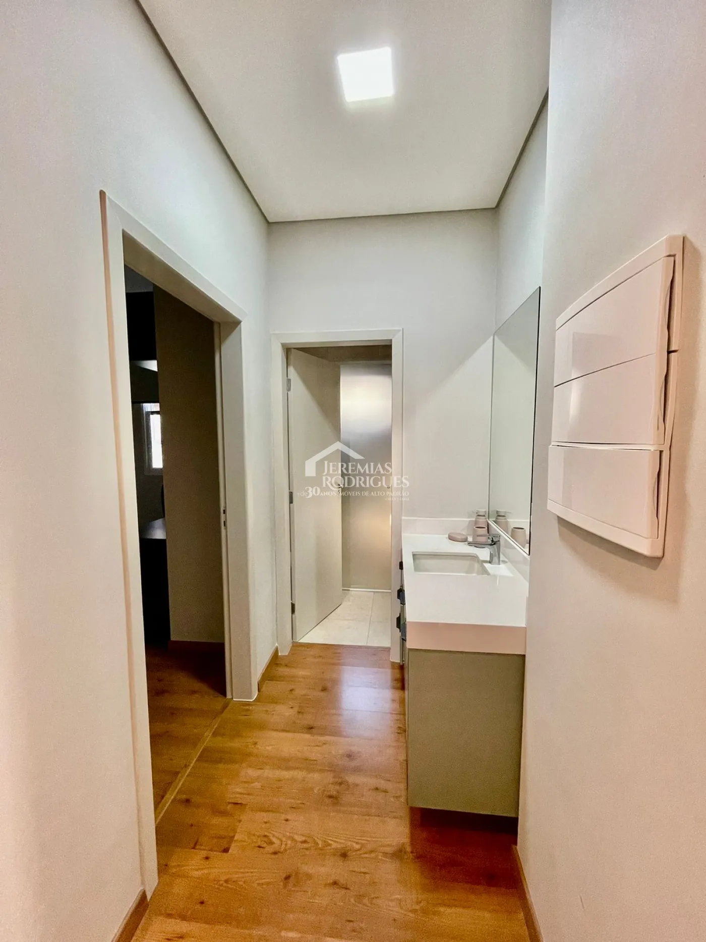 Casa à venda com 3 dormitórios no Condomínio Village da Serra em Tremembé/SP.