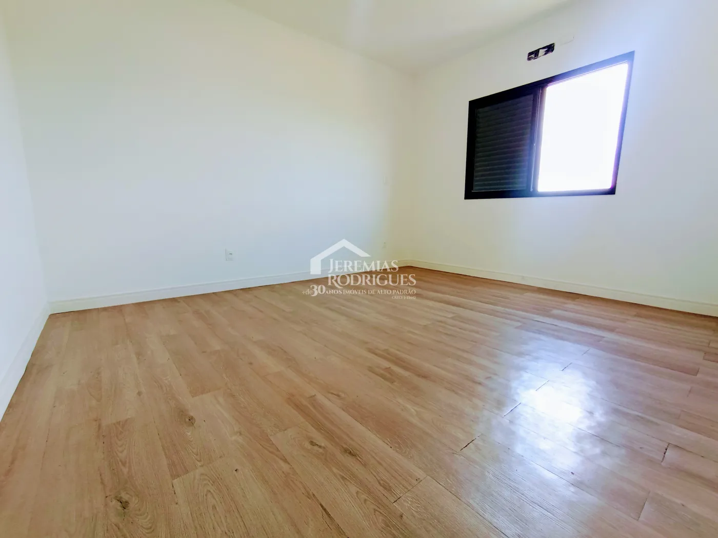 Casa assobradada à venda com 3 suítes no Condomínio Cyrela Landscape em Taubaté/SP.