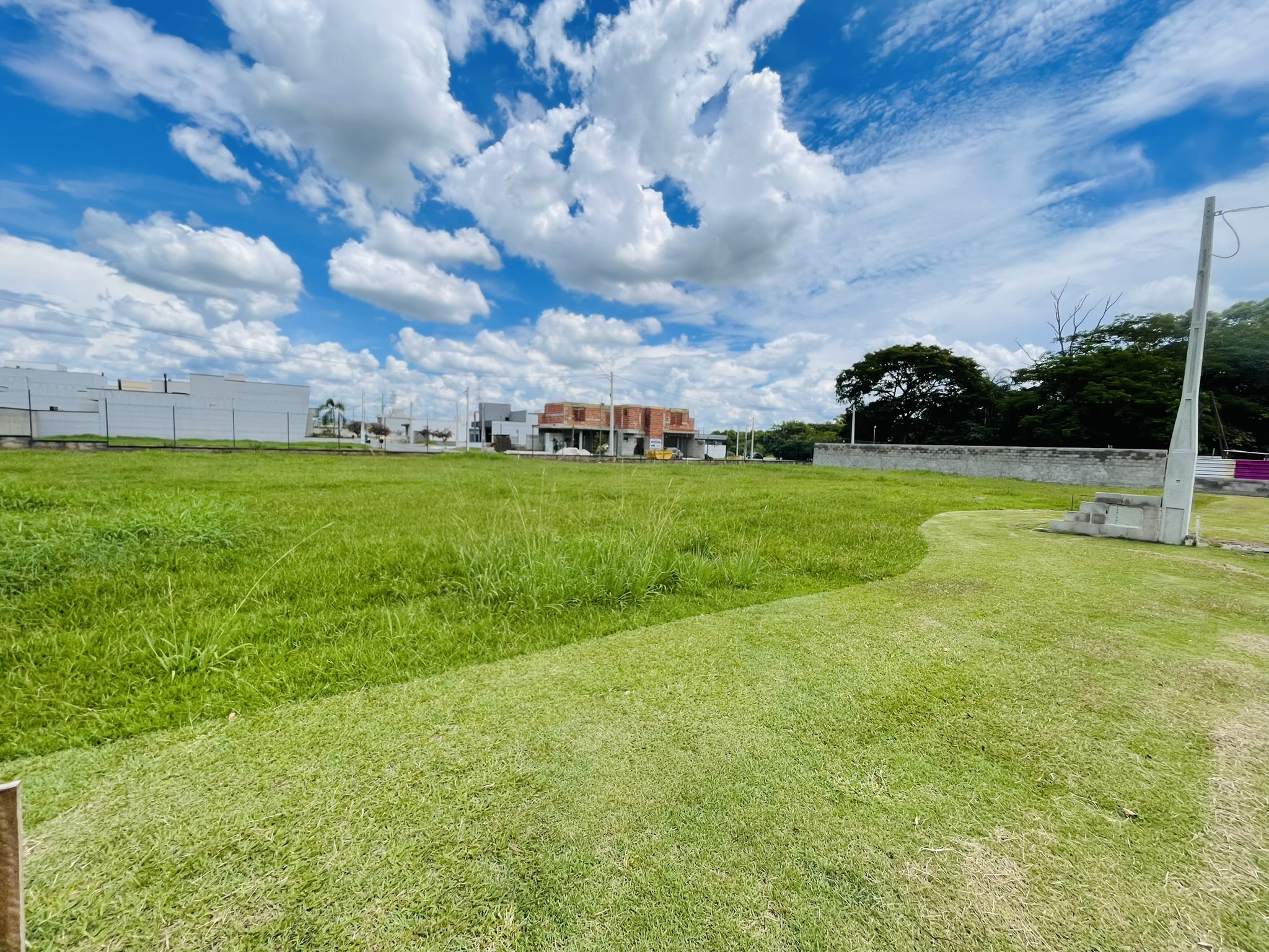 Terreno à venda com 420 m² no Condomínio Reserva Bonsucesso em Pindamonhangaba/SP. 