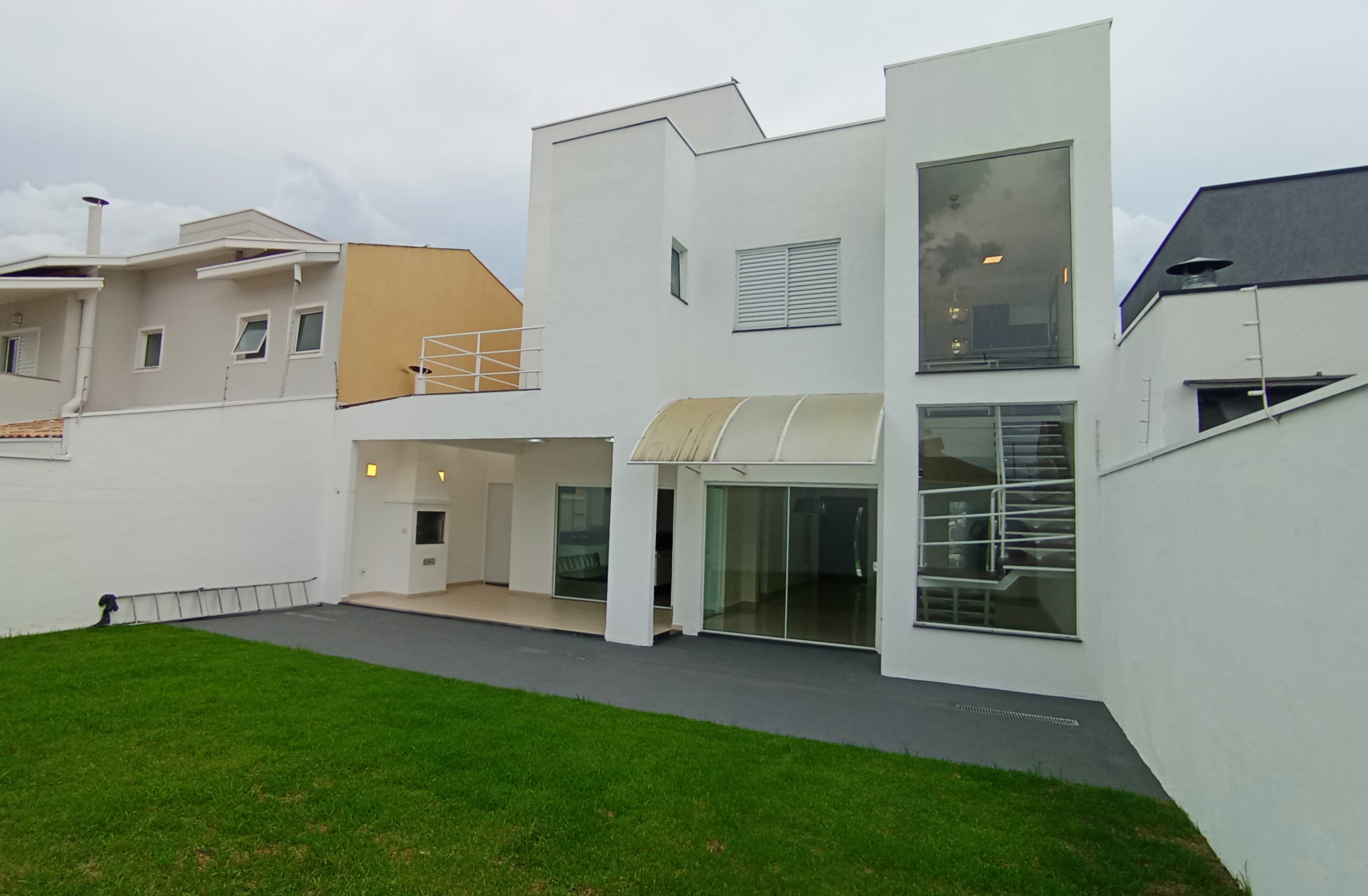 Casa para locação com 3 suítes no Condomínio Campos do Conde II - Chambord em Tremembé/SP.