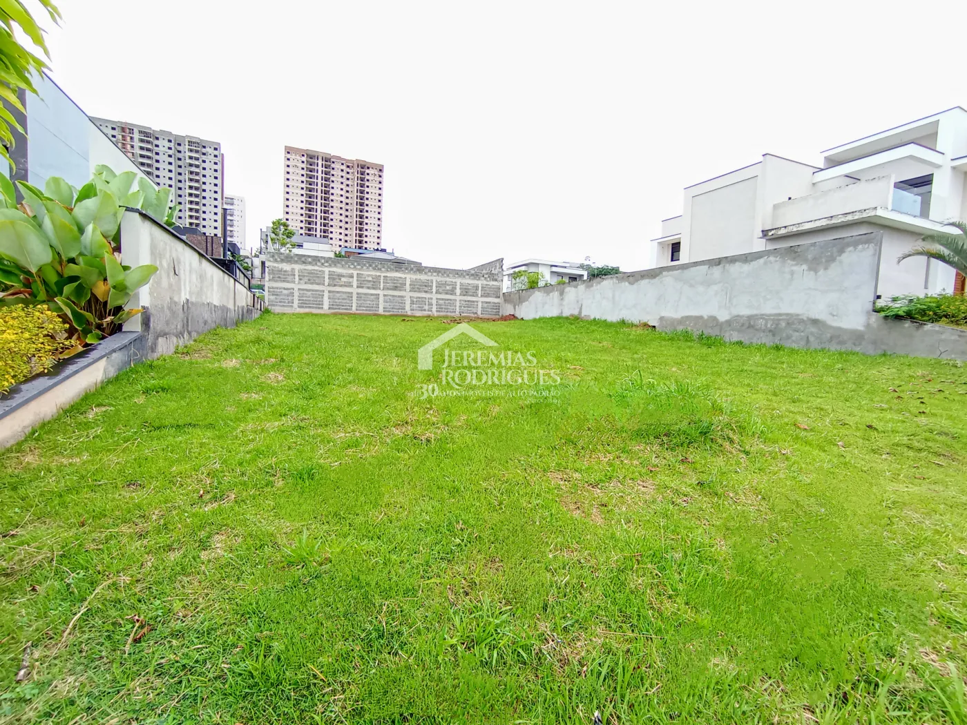 Terreno à venda com 451 m² no Condomínio Monte Carlo em São José dos Campos/SP.