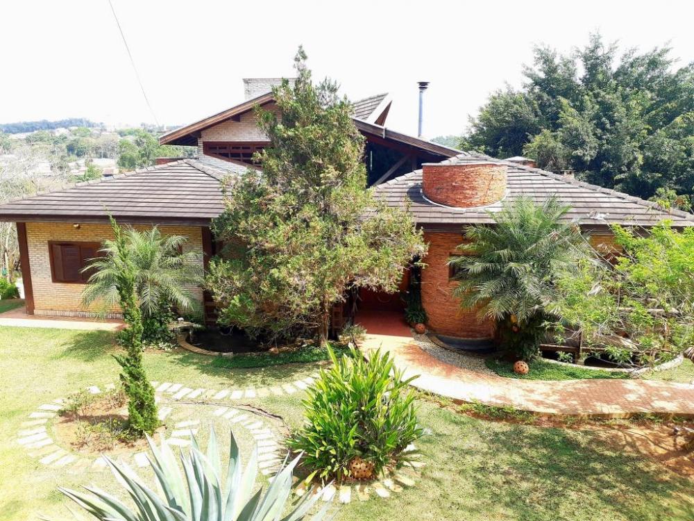 Casa à venda com 6 dormitórios no Condomínio Chácaras Cataguá em Taubaté/SP.