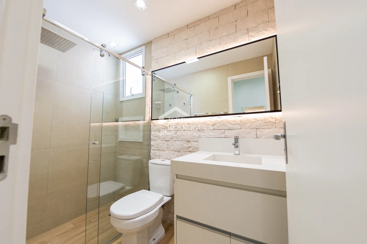 Apartamento à venda com 3 dormitórios, 98 m² no Edifício Bauhaus em Pindamonhangaba/SP.