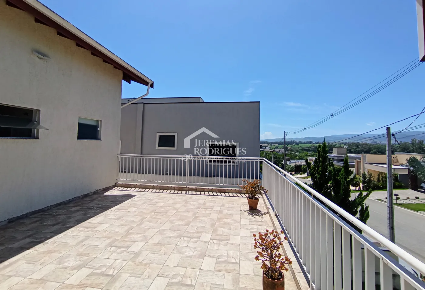 Casa à venda com 3 suítes no Condomínio Reserva dos Lagos em Pindamonhangaba/SP.