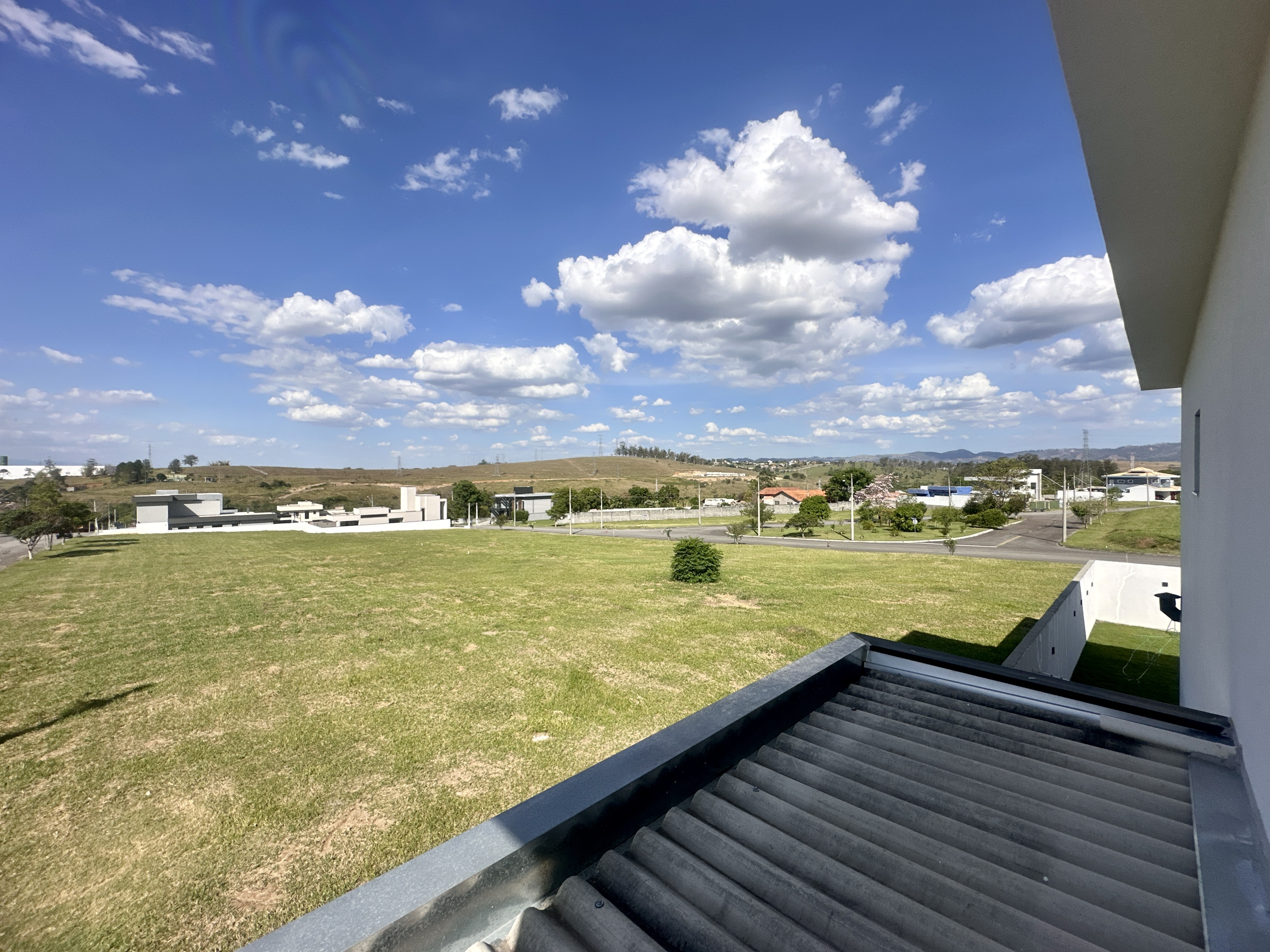 Casa à venda com 4 dormitórios no Condomínio Bella Vitta em Caçapava/SP.