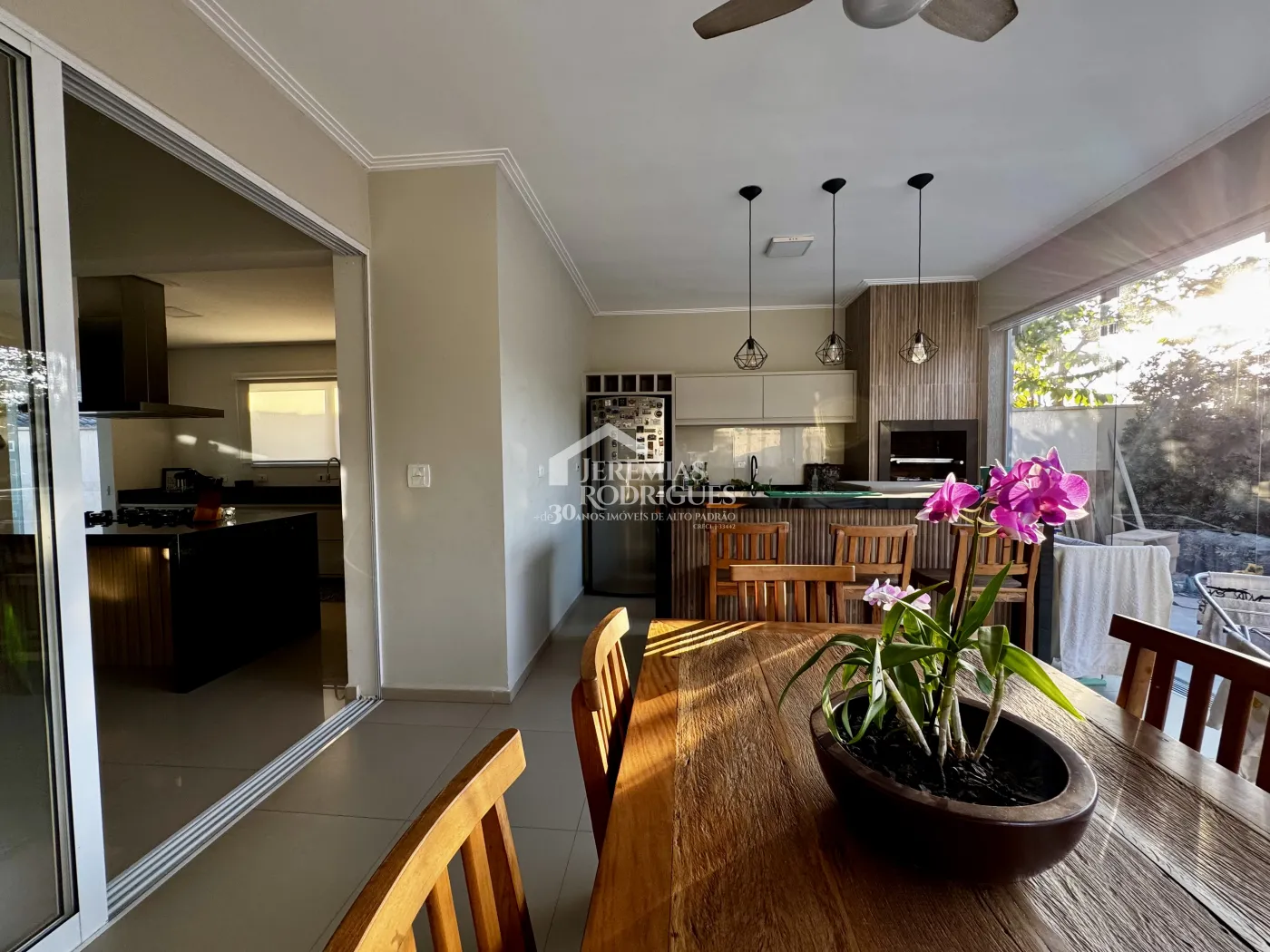 Casa à venda com 3 suítes no Condomínio Reserva dos Lagos em Pindamonhangaba/SP.