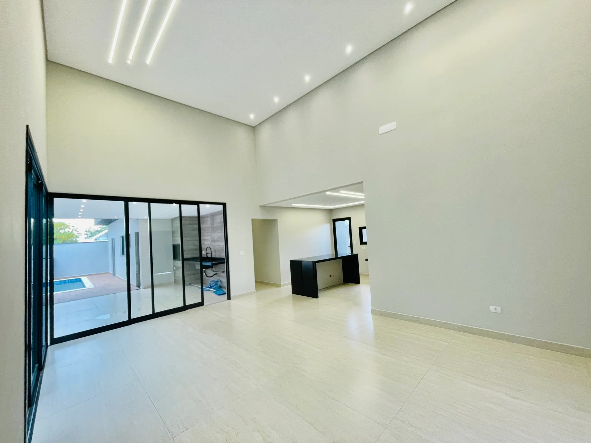 Casa à venda com 3 suítes no Condomínio Ouro Ville em Taubaté/SP. 