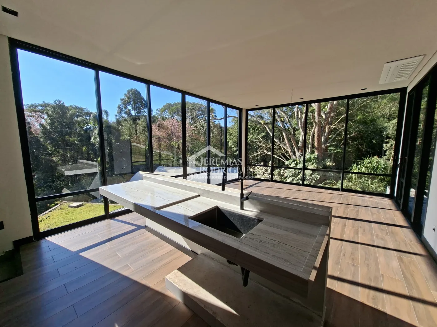 Casa à venda com 4 dormitórios, no Condomínio Parque da Mantiqueira em Santo Antônio do Pinhal/SP.